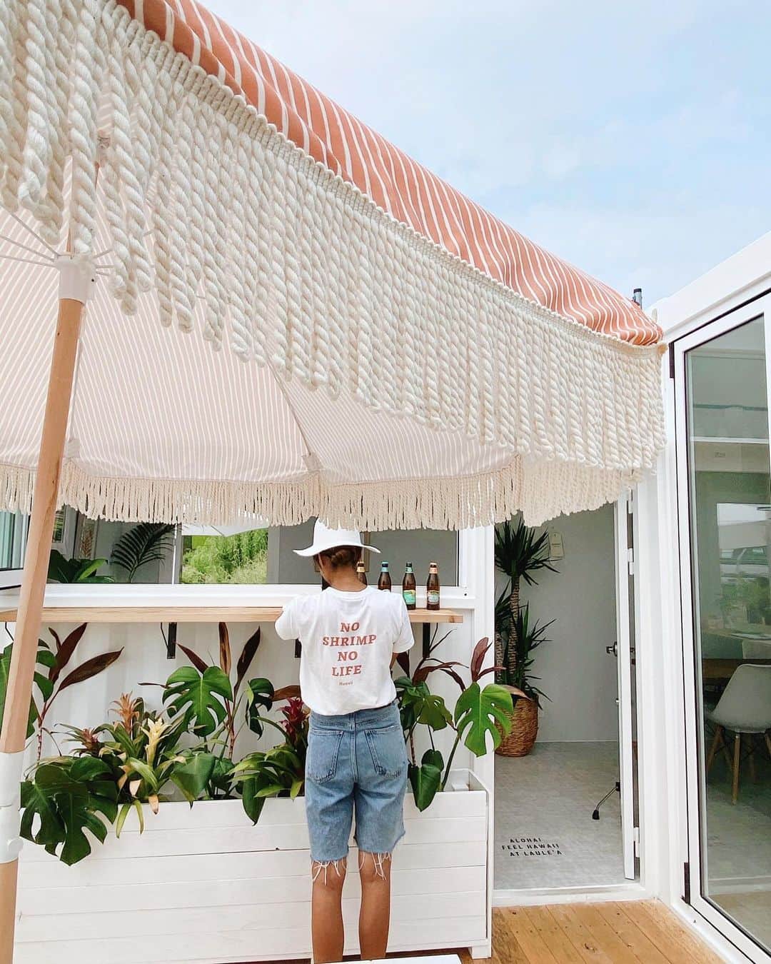 森山菜々のインスタグラム：「.﻿ 2020年、ほぼ毎日仕事してたような🧐🤎💭﻿ ﻿ 今までワゴンスタイルだったあのお店から、今年の夏にリニューアルし、その同タイミングで '株式会社LAULE'A' 会社設立し、お店にとっても私にとっても本当に大切な1年となりました🪴✨﻿ ﻿ 2021年は、この前お知らせしたようにジェラートショップのオープンや、新しい事業も始まっていくかなり重要な基盤となる1年になりそうなので、きっと来年も仕事漬けなんじゃないかな✌🏽🤎﻿ なかなか会えんけん遊べんけんって、糸島まで会いに来てくれる友達にいつも癒されてます😚﻿ありがとう✌︎ ﻿ 今年LAULE'A SHRIMPに来て下さった皆さん、お仕事でお世話になった皆様、ありがとうございました🌈﻿ ﻿ #LAULEA﻿ #lauleashrimp﻿ #ラウレアシュリンプ﻿」