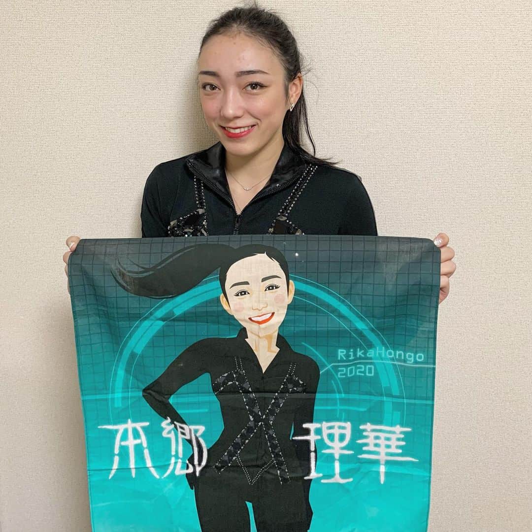 本郷理華のインスタグラム：「全日本選手権では、たくさんの温かい応援ありがとうございました🙇🏻‍♀️ 久しぶりに観客の皆様の前で演技が出来て、すごく嬉しかったです。 そして演技後にこのバナーを持って応援してくださっていた方が沢山見えて本当に嬉しかったです。 沢山の方に応援して頂き感謝の気持ちでいっぱいです！  今シーズンはいろいろなことがありましたが、こうして全日本に出場する事ができ、笑顔で終われたのも関先生をはじめ私に指導してくださっている方々、応援してくださっている皆様のお陰です。本当にありがとうございました🙇🏻‍♀️ 大会の時も、カナダは真夜中なのにわざわざスーツを着てiPad越しに一緒に試合に出てくれた先生に感謝です！リンクサイドにはいなかったけど、心強かったです！  そしてこの厳しい状況で、大会を開催してくださった関係者の皆様方に感謝しております。ありがとうございました。  こんな素敵なバナーを作ってくださった　@satoe_s さん、イラストを描いてくださった　@skate.877 さん本当にありがとうございます🙇🏻‍♀️ 宝物です😍」