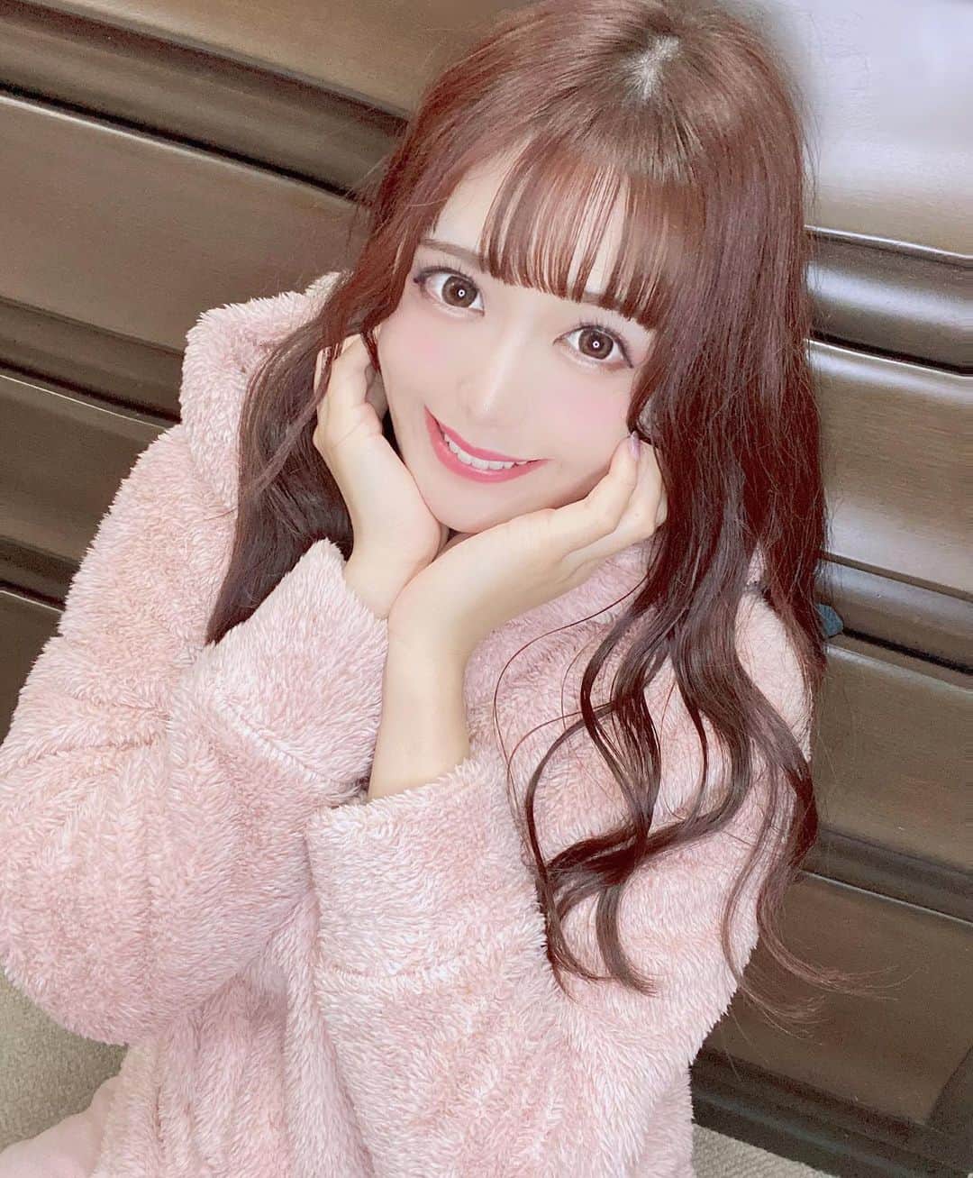 木咲りんのインスタグラム：「* ⋆﻿  あと2日で2020年が終わる😳💭 すーーーっごくあっという間に感じた、🐝 今年は見た目の変化もたくさんできた🙆‍♀️ ⋆ * #idol#cosplay#cosplaygirl#japaneseidol#japanesegirl#asiangirls#asianbeauty#アイドル#ハニスパ#ハニースパイス#ロリ#部屋着#部屋着コーデ#ルームウェア#ルームウェア女子#コスプレ#自撮り女子#自撮り界隈#グラビアアイドル#インスタグラビア#撮影会#グラビア#撮影会モデル#巻き髪#粉我#偶像#데이트#그녀#아이돌#木咲りん」