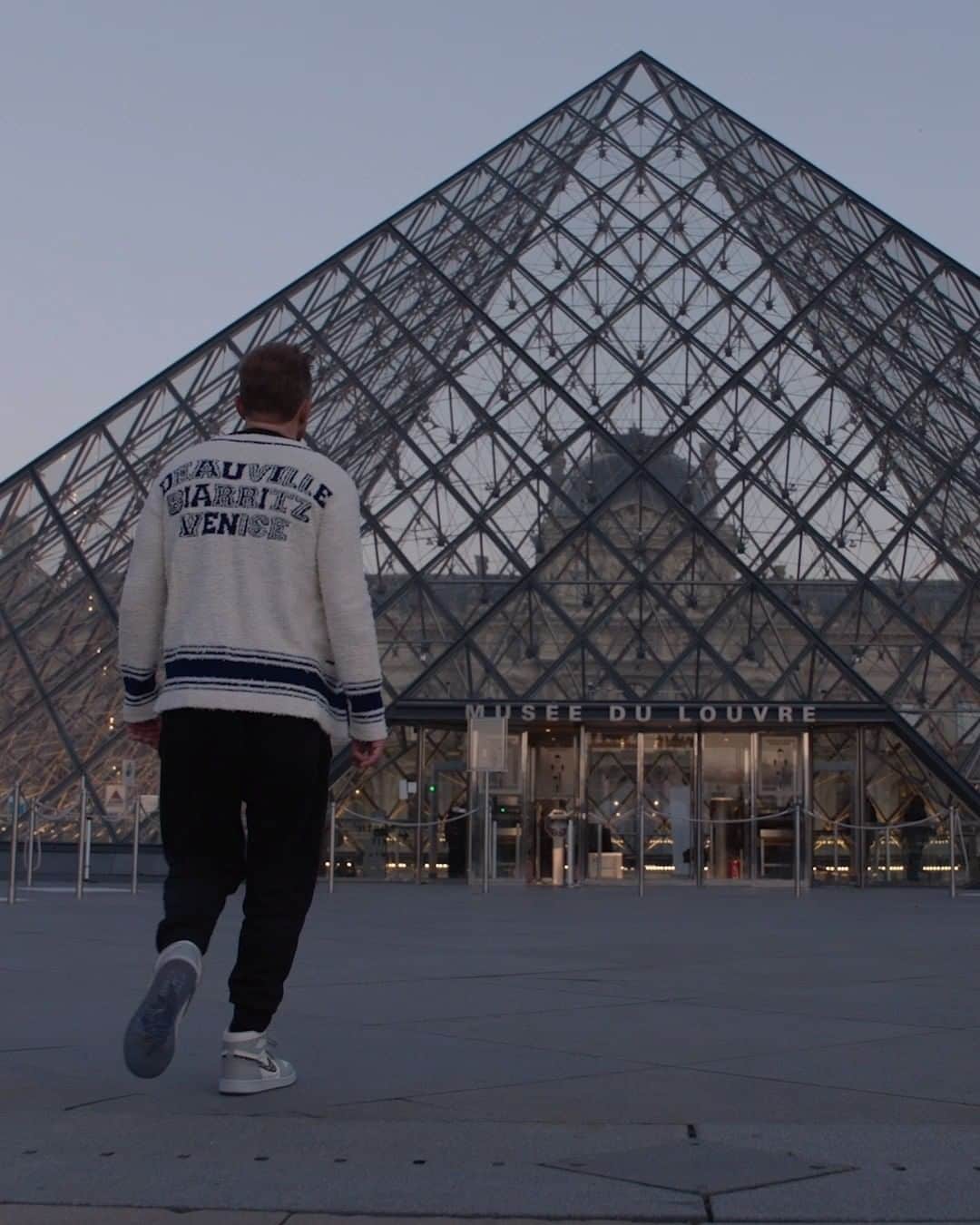 デヴィッド・ゲッタのインスタグラム：「31.12.2020 - From the @museelouvre to the World 🌍 #unitedathome Get ready for a new chapter 🙌🏼🙌🏼🙌🏼」