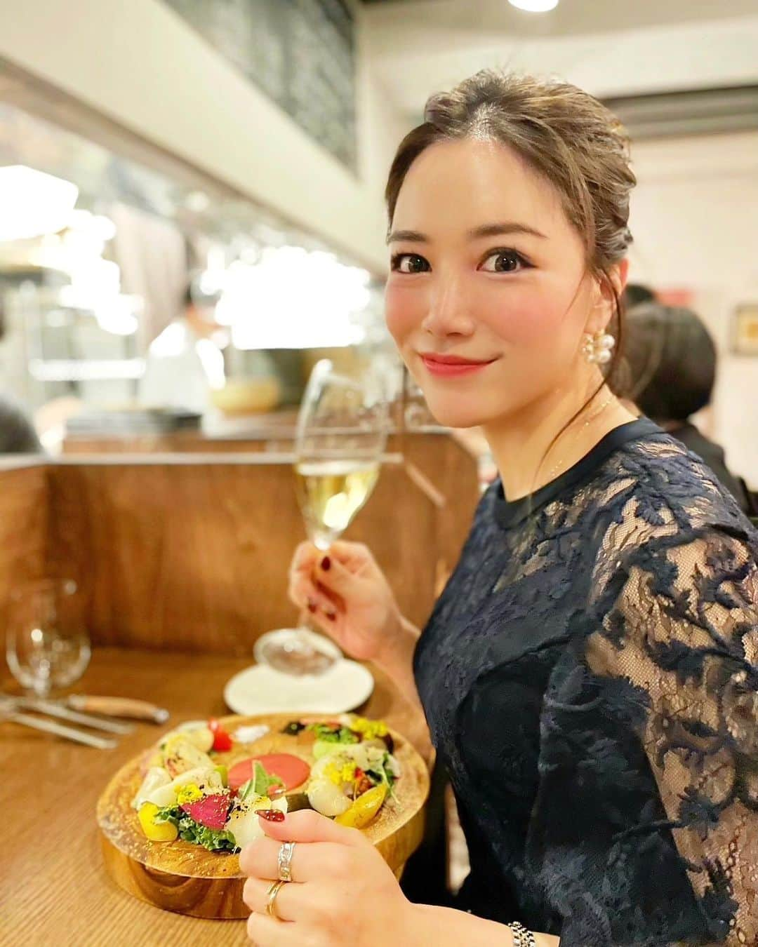 石井里奈さんのインスタグラム写真 - (石井里奈Instagram)「こんばんは❤️ . 今夜は里奈ログ＠表参道編💕 @bistroplein で年末ディナー🍽 カジュアルにカウンタースタイルで楽しめるビストロ🙆‍♀️特にエビのパイ包のビスクが絶品だったよ❤️✨ 牛肉と鹿肉の食べ比べもお肉好きの人は必見です🙆‍♀️ . dress... @fray_id  earrings... @amelie_acc  . そして最近毎日、朝日様のえごま油のCM沢山の方から見たよ！だったり、あれ里奈だよね？って連絡本当ありがとうございます🥺✨✨ こんなに反響いただけてとっても嬉しいです！そして出てるの私です❣️笑 . まさか人生でTVCMに出れるなんて思っても見なかったので本当ありがたいです🥺 せっかくなので30秒編の動画つけときますね🙆‍♀️ ちなみにえごま油本当に健康にいいのでおすすめです！私は実家にもお土産にもってくよ👍 . 今日約ネバの映画を見てきました❤️ エマよかったー🥺約ネバのコスプレしたい笑 . 今日もお疲れ様でした❤️ . #えごま油 #石井里奈 #りなまるグルメ #表参道ディナー #ビストロ #bistro #frayid #グルメ女子 #グルメ #表参道 #約束のネバーランド #約ネバ #東京グルメ #アニメ好き #映画好き #TVCM #フレンチ #シャンパン #スパークリングワイン #ワイン #ワイン好き #wine #champagne #ダイエット #健康 #diet #ヘルシー #おでこ #ヘアアレンジ #簡単ヘアアレンジ」12月30日 20時11分 - ri7tin1025