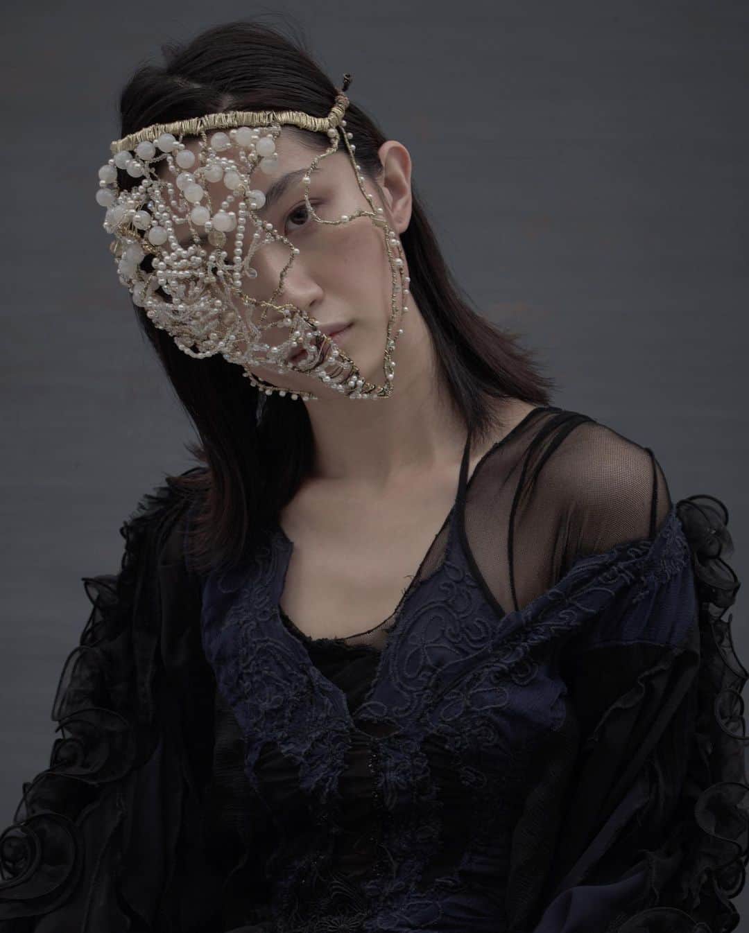 ARAKI SHIROのインスタグラム：「freezing night. . . . ph @yamadakei  md @mkm_mentai93  h&m @yanase.alicia.miki  costume&headpiece by me . . . #ARAKISHIRO#FUKUOKA#costume#costumedesign#costumedesigner#コスチューム#コスチュームデザイン#衣装#衣装デザイン#アラキシロウ」