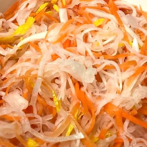 岡まゆみのインスタグラム：「＜紅白なます＞できました！🥕が多くなっちゃいました。今年は紅組が勝つのかな？良いお年をお迎えくださいませ…😉＃紅白なます＃お節料理＃紅白＃紅組＃にんじん＃大根＃柚子＃岡まゆみ」