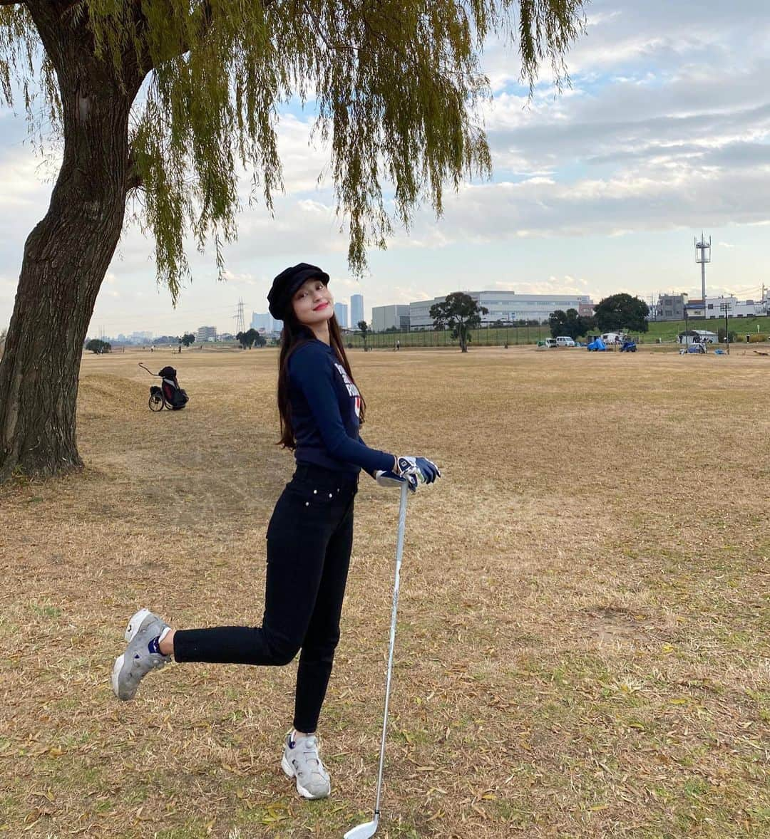 田澤明日香のインスタグラム：「今日はショートコースで打ち納めしてきました🏌🏻‍♀️ 楽しすぎてスコアは数えてません😇笑 動画見ると何故か顔が終始にやけてました🙃 この後打ちっぱなしも行ってゴルフ三昧の日でした🏋🏻‍♂️」