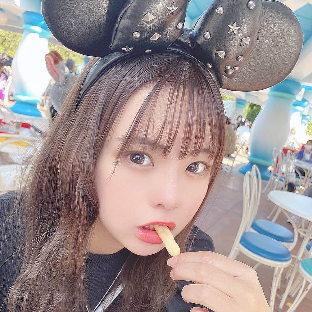 宮里莉羅のインスタグラム：「ちょいと前に夢の国に行った時の💎✨  1日あっという間で、時間忘れてた！ 次はシーに行きたいな〜🦋  #ディズニー#ディズニーランド#夢の国#Disney#宮里莉羅#idol」