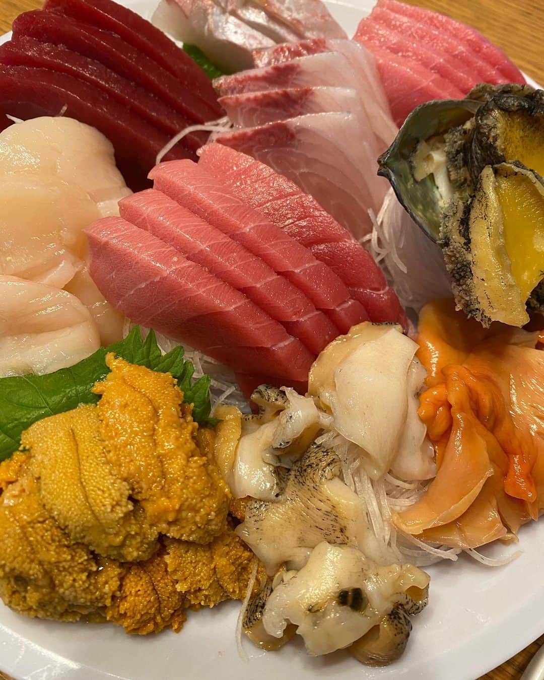 大根仁のインスタグラム：「年末恒例の経堂魚真のおまかせお造り。これで4,000円！！」