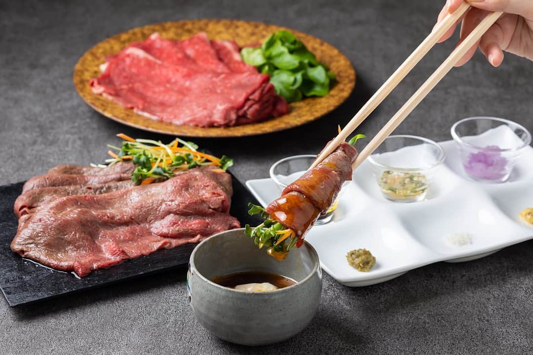 新横浜プリンスホテルのインスタグラム：「. ＼2021年1月4日(月)より！／ 洋風焼きしゃぶコース「食べZANMAI」。メインは国産牛うす切り最大900g（1名さま分）を6種類のコンディメントや、ポン酢と卵のソースでお召しあがりいただけます。デザートにはプティパフェも♪ . . ■トップ オブ ヨコハマ　鉄板焼＆ダイニング ■5:00P.M.〜9:30P.M.（ラストオーダー8:30P.M.） ■1名さま ￥8,000、SEIBU PRINCE CLUB会員さま ￥7,000  #新横浜プリンスホテル #プリンスホテル #新横浜 #横浜 #ホテルレストラン #ホテル #新横浜駅 #ホテルディナー #トップオブヨコハマ #横浜デート #鉄板焼き #ご褒美ディナー #記念日ディナー #国産牛 #焼きしゃぶ #しゃぶしゃぶ #パフェ #shinyokohamaprincehotel #princehotel #shinyokohama #yokohama #hotel #topofyokohama」
