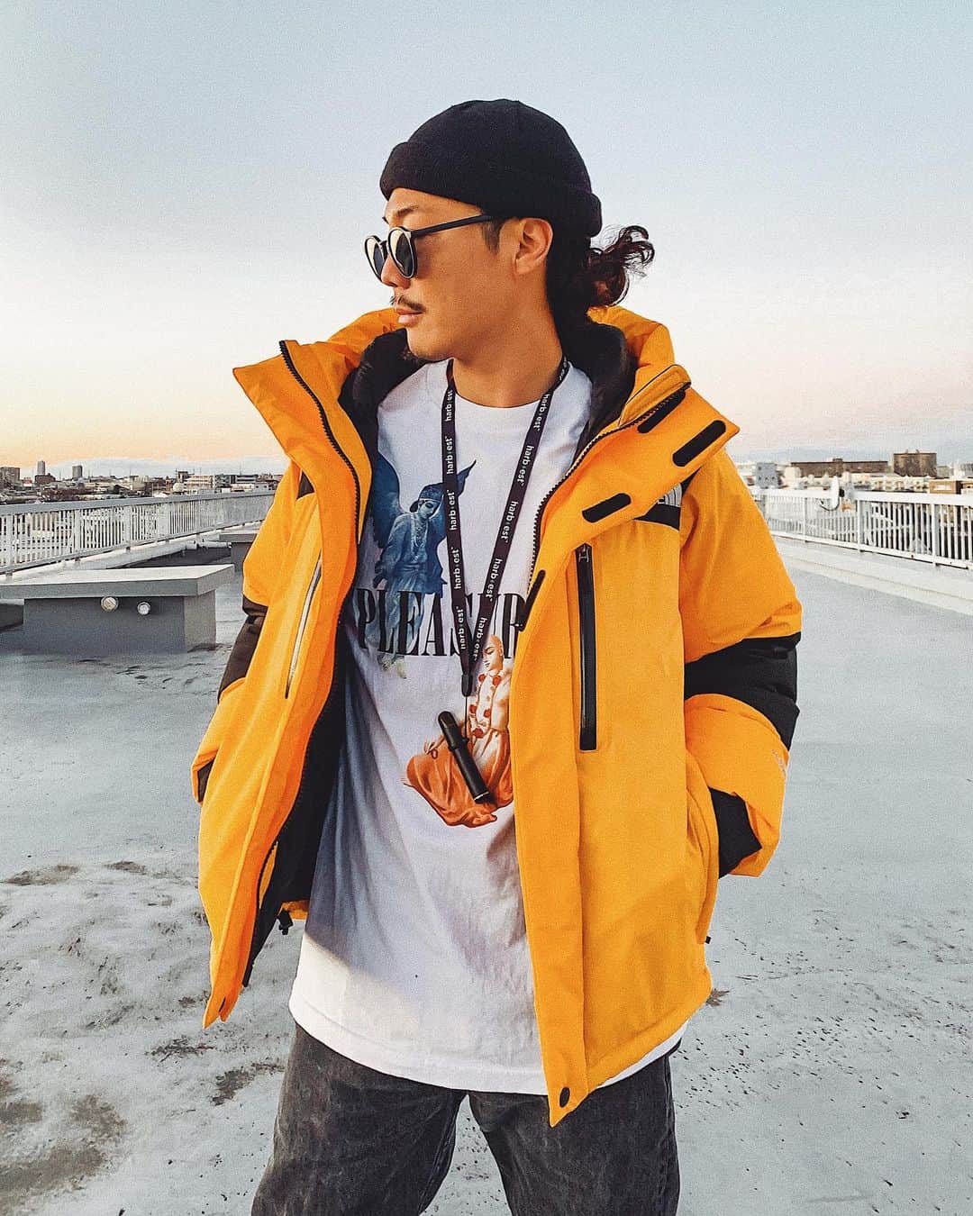 のインスタグラム：「今年も残り１日🔥 今年学んだ事、欲しいダウンはその瞬間に買わないと売り切れる。 ㅤㅤㅤㅤㅤㅤㅤㅤㅤㅤㅤㅤㅤ おかげで今年ダウン１つも買えてない😃 ㅤㅤㅤㅤㅤㅤㅤㅤㅤㅤㅤㅤㅤ 🕶 @flex_japan  ーーーーーーーーーーーーーーーーーーーー #ストリート #ストリートファッション #ストリートスタイル#ストリート系ファッション#ストリートコーデ#kickstagram  #ストリート系  #スニーカーコーデ #メンズファッション#メンズコーデ#メンズスタイル #ファッションコーデ #コーディネート  #パパコーデ #ストリートコーデ  #バルトロライトジャケット #靴好き #スニーカーヘッズ  #ノースフェイス #ノースフェイスコーデ #バルトロ #いいね返し #トレンドコーデ #プレジャーズ#スニーカーコーデ」