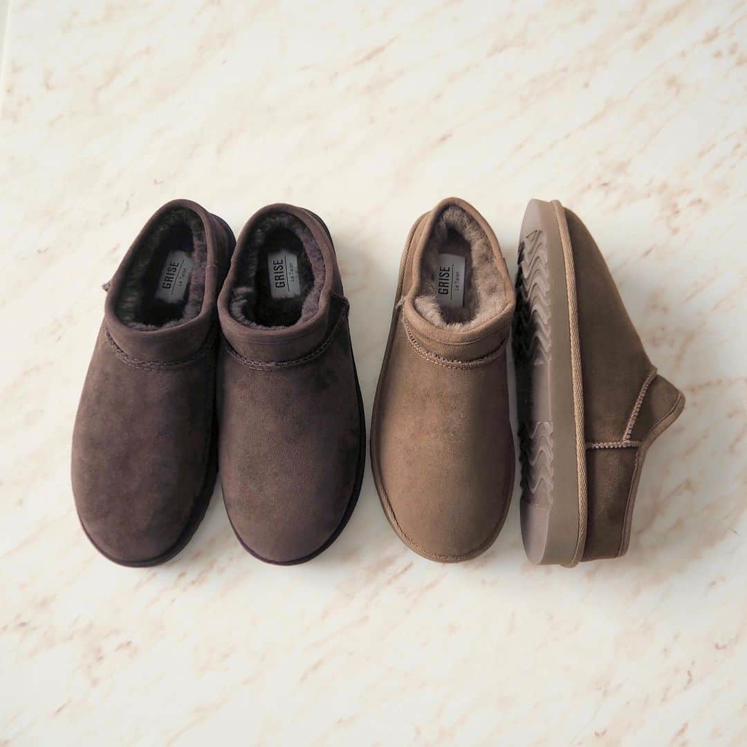のインスタグラム：「#slipon﻿ ﻿ ﻿ 一枚革のムートン素材を使用した贅沢な一足。﻿ トゥ先のボリュームを抑え、大人も履けるスッキリシルエットに拘りました。﻿ ムートンは保湿性が高く通気性が良いので、蒸れずに素足でも快適！﻿ 冬は、タイツやソックス等のレッグウェア合わせもオススメです。﻿ ﻿ ▶︎ GRISE ムートンスリッポン﻿ ¥13,000(+tax)﻿ Size：SS-LL﻿ Color：black,darkBrown,beige﻿ 品番：20192820657230﻿ ﻿ ﻿ #LeTalon #ルタロン #GRISE #LeTalonGRISE #グリーズ #shoes #小さいサイズの靴 #大きいサイズの靴 #シューズ #フラットシューズ #大人コーデ #スニーカー #スリッポン」