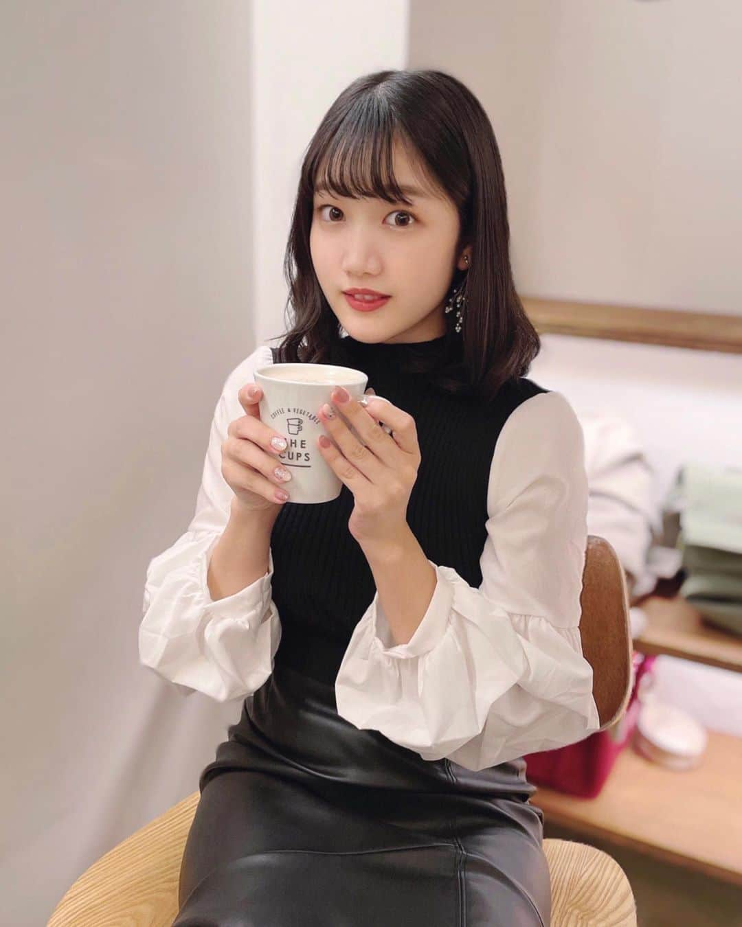 鈴木志歩のインスタグラム：「冬はホット飲みがち☕️💭 . . . #fashion #hair #hairstyle  #koreanstyle #koreanmakeup  #얼짱 #얼스타그램 #모델  #데일리룩 #페션 #오늘의훈녀」