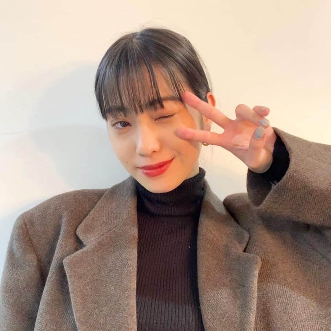 JELLY編集部さんのインスタグラム写真 - (JELLY編集部Instagram)「みんな何してるー？ 大掃除？おうちでゆっくり？？ そんな年の瀬に、発売中、 2月号の撮影の後のおまゆをどーぞ😘 . マットEYEメイク企画、みんな見てくれたかなー！？ 笑顔のまゆ、かわいすぎ❤️ クールな誌面とのギャップにきゅん❤️ . コーデは私服、ハマりもの企画をチェックしてね😇😇 . #jelly #jelly2月号 #北澤舞悠 #撮影オフショット #オフ動画 #マットアイメイク #アイメイク #マット #クールメイク #メイク #私服 #古着 #古着コーデ #jelly撮影の裏側 #今日からクールな女の子 🖤」12月30日 20時23分 - jelly_stagram