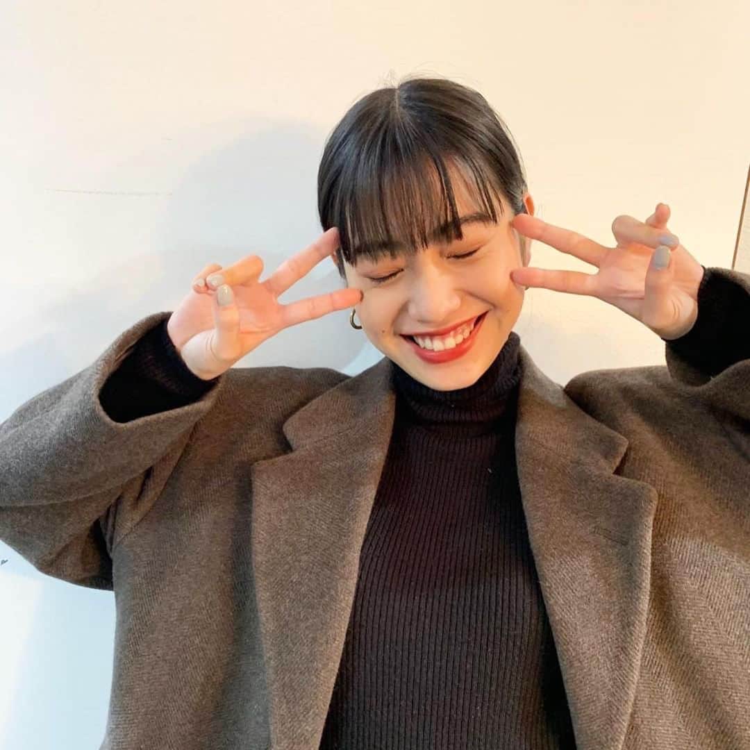 JELLY編集部さんのインスタグラム写真 - (JELLY編集部Instagram)「みんな何してるー？ 大掃除？おうちでゆっくり？？ そんな年の瀬に、発売中、 2月号の撮影の後のおまゆをどーぞ😘 . マットEYEメイク企画、みんな見てくれたかなー！？ 笑顔のまゆ、かわいすぎ❤️ クールな誌面とのギャップにきゅん❤️ . コーデは私服、ハマりもの企画をチェックしてね😇😇 . #jelly #jelly2月号 #北澤舞悠 #撮影オフショット #オフ動画 #マットアイメイク #アイメイク #マット #クールメイク #メイク #私服 #古着 #古着コーデ #jelly撮影の裏側 #今日からクールな女の子 🖤」12月30日 20時23分 - jelly_stagram