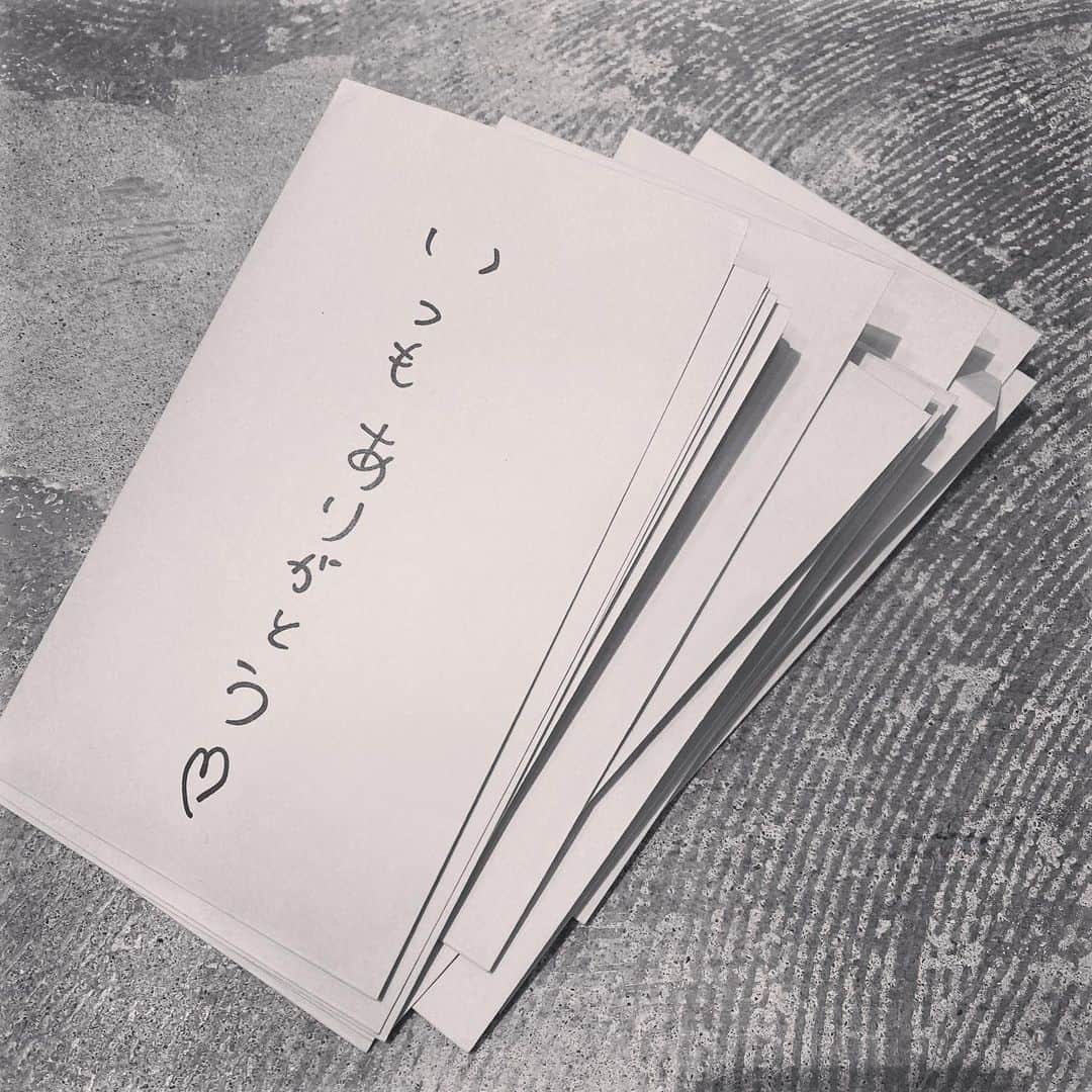 Ryosuke Sugayaのインスタグラム：「今年もありがとうございました😧  少ないですが  ボーナスもだせました！  大好きな言葉があります  「早く行きたいなら一人で行け 　遠くにいきたいならみんなで行け」  LORENの大好きなスタッフと  僕はまだまだ、遠くにいきたい👦  たくさんの見たことない景色を見せてあげたい🌈  来年も頑張るね💪  みんないつもありがとう！  #loren」