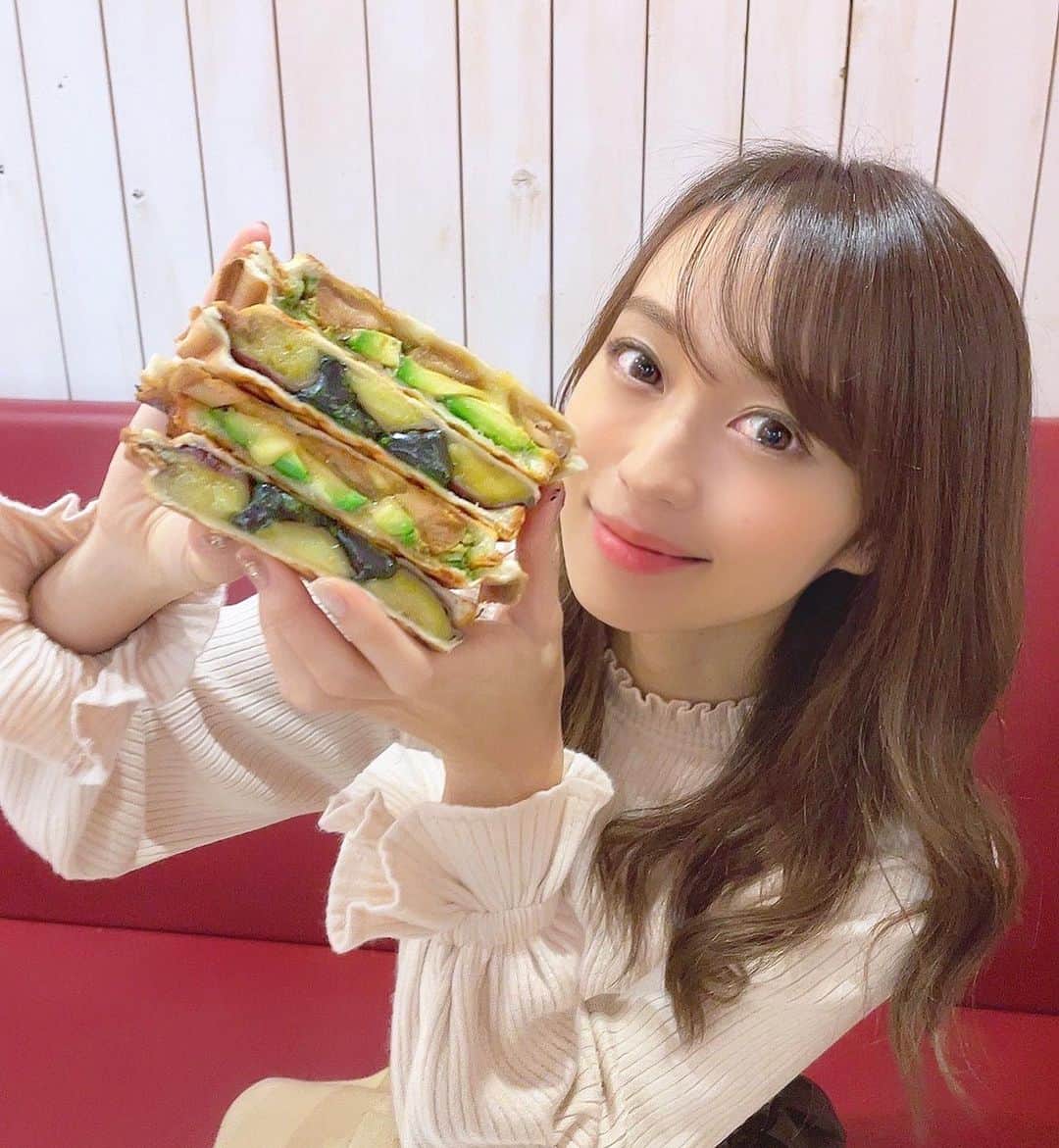 みき みーやんさんのインスタグラム写真 - (みき みーやんInstagram)「パンに挟んでるのはぷるぷるわらび餅⁉️💕 . フレンチおでんとどて焼のお店 七縁 南海難波店がお昼の間だけ 『タイガーリリー喫茶』になってるの💕 @tiger_lilly_cafe  . ドリンクはレトロかわいい牛乳瓶に プニプニのわらび餅が入ったわらびもちドリンクを🥛💕 . 🟢お抹茶milk🌿と 🟢いちごmilk🍓をチョイス🙆‍♀️ . 抹茶は香りが上品で甘さ控えめ❤ 中には抹茶味のわらび餅が入っててぷにっと食感も面白いし美味しいー！😍 . いちごmilkは甘めでお子さんが好きそうな味やった🤤🍓 いちごの果肉を煮詰めた 自家製のコンフィチュールも入ってるから果肉の食感も🙆‍♀️ . . ドリンクと一緒に具沢山のホットサンドも食べたよ🥪 🟠チキンテリヤキとアボカドチーズ🥑🧀 🟠蜜mel芋を🙆‍♀️ . テリヤキは甘辛タレでしっかり 味がついててしかもジューシー！！ アボカドのまろやかさとパンの香ばしさが 絶妙なバランスでめっちゃ満足感あったよ！💕🥑 . 蜜mel芋の方はなんと！中にお芋さんとわらび餅がー！❤ . 手でちょっと押すとわらび餅がぷにぷにするのが 快感なってずっと触ってたわ🤏w . 肝心の味はお芋のねっとり感とわらび餅のもちもち感 パンのさく♡ふわ♡感が三位一体となって新感覚😍！ クセなりそうw . . 前にお取り寄せした 姉妹店「ふわりぷりんmel」のプリンも メニューにあったからお持ち帰りして食べたよ💕 🟠ベリー 🟡京黒豆茶 🔴りんご の3つを食べたけど一つずつ手作りなだけあって やっぱり美味しいなー🤤💕 . ぷるんととろけて濃厚プリン🍮 やっぱり好きー！💕笑 . #タイガーリリー喫茶 #ウラ難波スイーツ #難波スイーツ #難波喫茶店 #わらび餅ドリンク #大阪カフェ #大阪カフェ巡り#裏なんばグルメ#裏なんばランチ#うらなんば#裏難波#裏なんば居酒屋#MATCHA#osakacafe#pr#大阪カフェ部#わらび餅#グルメ女子#なんばカフェ#なんばグルメ#大阪スイーツ#プリン好き#フードスタグラム#スイーツスタグラム#なんばカフェ」12月30日 20時28分 - mi_yan0101