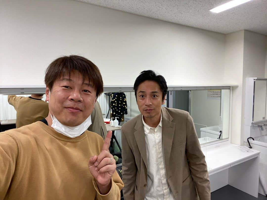 ロッシーのインスタグラム：「DAIBAKUSHOW にて、 徳井義実！ 同じ楽屋〜 同期〜 あと、 廊下にて〜 まっくろくろすけ！ 発見！  #DAIBAKUSHOW #チュートリアル #徳井義実 #楽屋 #同期 #廊下 #まっくろくろすけ #発見！ #野性爆弾 #ロッシー #より。 #ロシ写真 #ロシ動画」