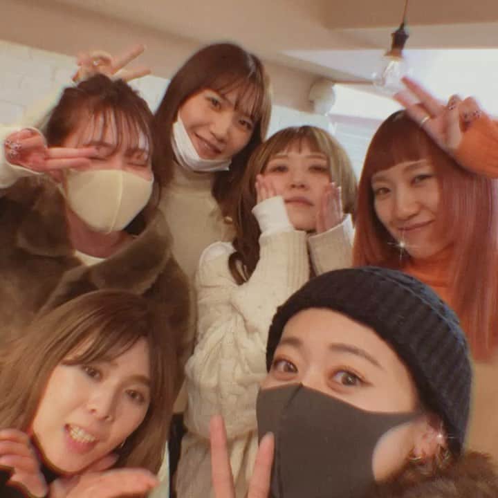 難波礼華のインスタグラム：「2020年 @homeharajuku  仕事納め 今年はみんながみんな大変な年だったけど、HOMEのみんなが居たから何とか乗り越えられました🥺🙏 @homefukuoka @l_by_home  のみんなもおつかれさま❤️ 本当に素晴らしいスタッフに恵まれてると思うし みんなと一緒に働けて嬉しい🥰 大変な年を乗り越えられたからこそ きっと来年は明るく楽しい年になると思う❤️ こんな時期にもお店に足を運んでくださったお客様方々、本当にありがとうございました🙏 皆様が来てくれたからこそスタッフ一同頑張れました！ 今年はHOME大忘年会は行えませんが心の中で盛大にスタッフみんなの2020年の働きを感謝して乾杯します🍻 新店舗　@homeshichirigahama も含めて 2021年もよろしくお願い致します❤️」