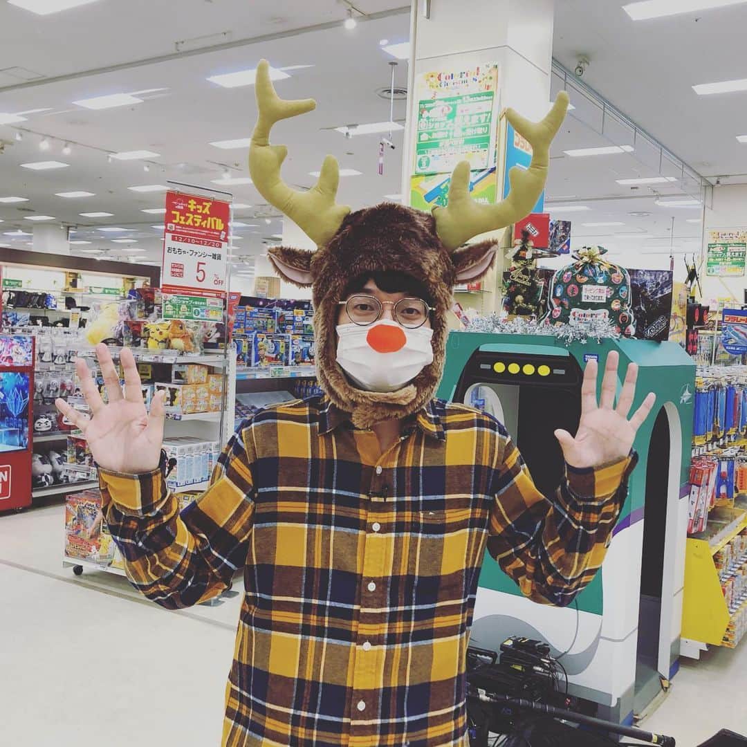 堀内大輝のインスタグラム：「今年が終わる前に、 今年中に出さないと出せなくなる写真を。  クリスマス前に イオン札幌苗穂店から中継した時。  このとき「HBC競馬部見てます」って 女性店員さんから声かけてもらった。 初めてのパターン。 今月一番嬉しかった出来事かもしれない🥺  #マスクの下笑ってるのか #イオン #イオン北海道 #クリスマス #トナカイ #競馬 #HBC競馬部 #アナウンサー」