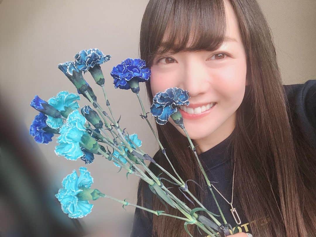 藤本かえでのインスタグラム：「青いお花が綺麗すぎて、一目惚れ💐  青のカーネーションの花言葉は、 『永遠の幸福』だって〜☺︎✨  #カーネーション #青い花 #青いカーネーション #綺麗」