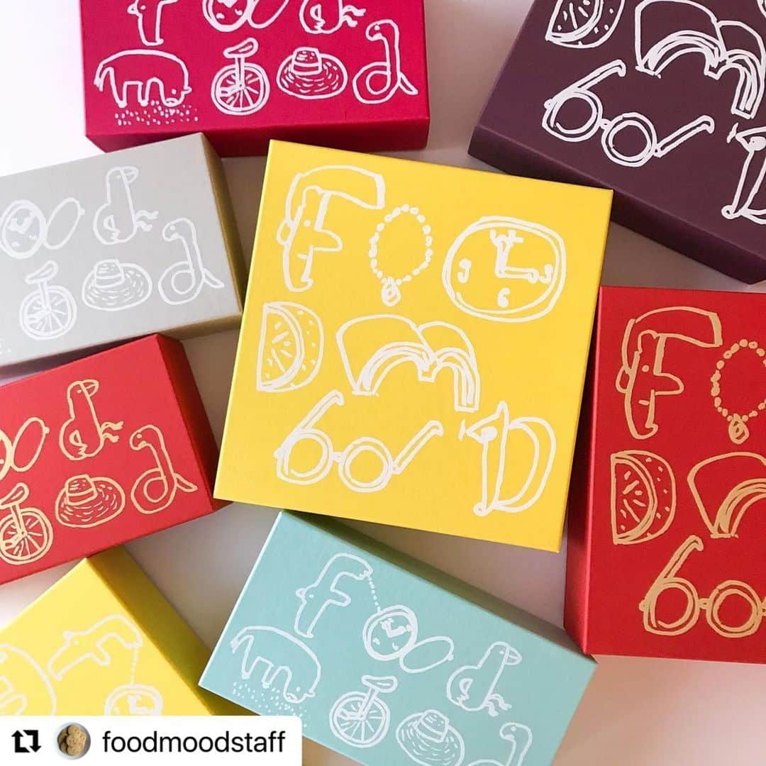 なかしましほ（foodmood）さんのインスタグラム写真 - (なかしましほ（foodmood）Instagram)「#Repost @foodmoodstaff with @make_repost ・・・ 今年販売したBOXたち、並べてみたらこんなにたくさんありました☺️  大変な1年でしたが、4月からの通販を通して全国のみなさまに支えていただき、今年もたくさんのおやつをつくることができました。 ありがとうございました💐  12/30~1/4は電話、メールでの対応はお休みさせていただきます。 引き続き店頭営業はお休み、不定期となりますが通販でお菓子をみなさまにお届けしたいと思っております。  2021年もどうぞよろしくお願い致します。  みなさま良いお年をお迎えください。  foodmood 042-573-0244  #なかしましほ #フードムード  #foodmood」12月30日 20時31分 - foodmoodshop