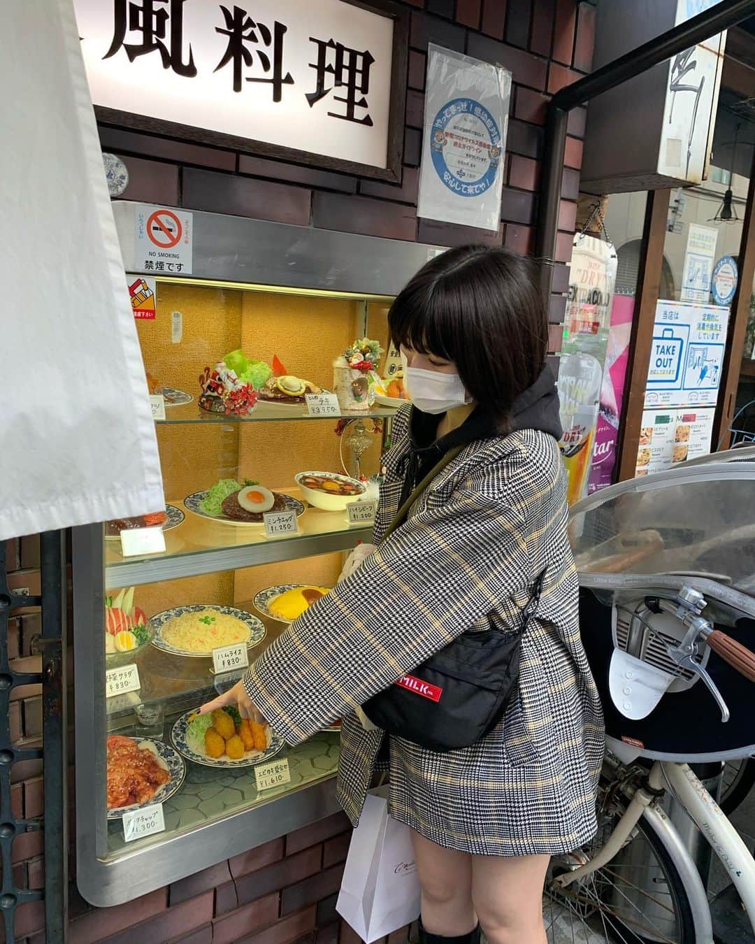 沢村りささんのインスタグラム写真 - (沢村りさInstagram)「#まりも飯﻿  ﻿ なんばにある洋食屋さん #重亭 🍴✨﻿ ﻿ りさはままりもオススメの #ポークチャップ﻿ にしました☺︎めちゃうまでした☺︎﻿ ﻿ 次来た時は、ハヤシビーフを食べる！と心に決めているのです。笑﻿ ﻿ 大阪に来た時は是非！﻿ ﻿ ━━━━━━━━━﻿ ﻿ #リリバリ #Lilyofthevalley ﻿ #沢村りさ #まりも ﻿ #マリモロジー #jk #jk2 ﻿ #osaka #namba #なんば #なんばグルメ #洋食  #lunch #おすすめ #☺︎」12月30日 20時32分 - lisa20031208