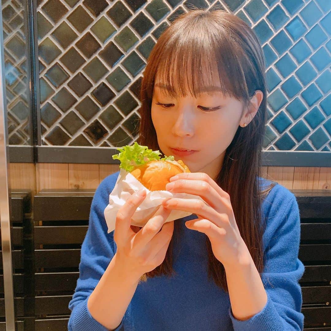 水沢エレナさんのインスタグラム写真 - (水沢エレナInstagram)「2020年、ハンバーガー食べ納め。🍔 食べる時は常に真剣なので目が寄ってしまっていますね。  #ハンバーガー #ホットドッグ #フライドポテト #ケチャップマスト #햄버그 #냠냠  #母はホットコーヒー #わたくしはビール #全集中」12月30日 20時32分 - erena_mizusawa_official