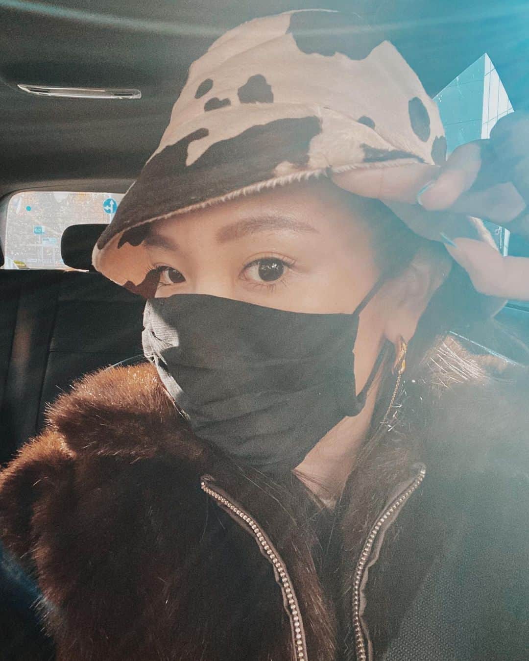 小竹麻美のインスタグラム：「眉アートメイクしてきました🖤 毎日マスクだし眉毛がちゃんとあるだけですっぴんでもバレない✌🏼 担当は今回も松井さん。いつも丁寧で上手で信頼しきっているので安心〜😌ありがとうございます♡  ︎#artmake_by_tokyoaceclinic#tokyo_ace_clinic#matsui_tokyoace#アートメイク」