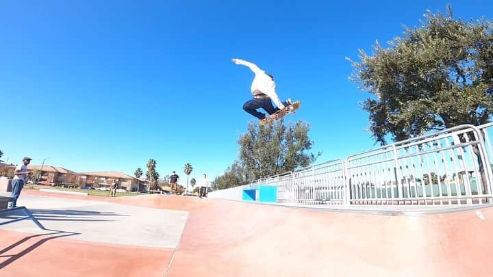 笹岡建介のインスタグラム：「😎😎  🎥@taikinakatani   @mktaxi.jp @dcshoes_japan @dorcus_tbs @bern_japan @stance_japan @skullcandyjapan @independenttrucks @rictawheels @minirampsteez @chubusystem_official  #mktaxi#dcshoesjapan #dcshoes #skullcandyjapan #bells #independenttrucks #triforce_k #hi_5 #dorcus_tbs #6556skateboarding #divisio#fivecrossskatepark #showgekiskateboards #13mind#bern#bernjapan#make___#skate#skateboard #instagood #skatecrunch #skatecrunchmag #minirampsteez #vertskateboarding #gmys#goproのある生活 #gopro#instagram #instalike」