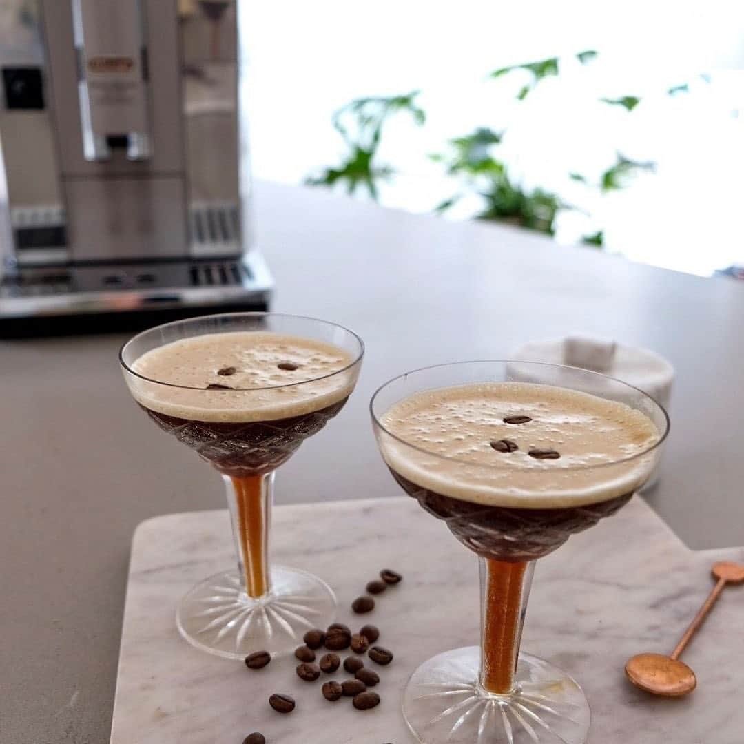 De'Longhi Sverigeのインスタグラム：「Skåla in det nya året i stil med vår favoritcocktail, en espresso martini såklart. Lätt som en plätt med Primadonna Elite ✨ #delonghi #seriousaboutcoffee #kaffekärlek #coffeelove」
