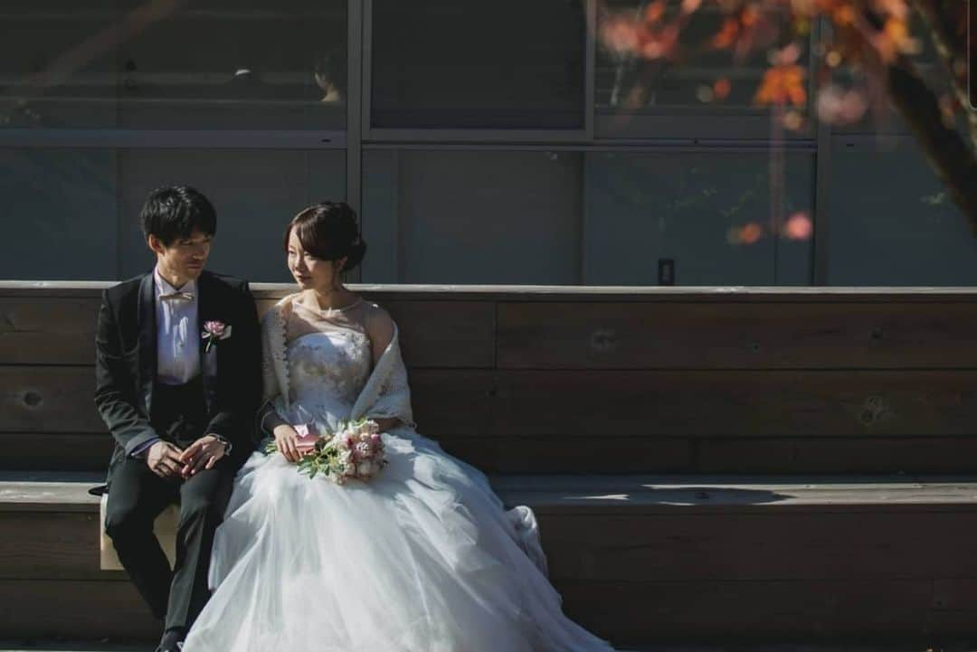 Cli'O mariageクリオマリアージュさんのインスタグラム写真 - (Cli'O mariageクリオマリアージュInstagram)「9月下旬にリリースしたばかりの箱根リトリートさんとの旅フォト、コラボレーションフォトウエディング🥀 . 沢山のご来店とお写真もありがとうございました🕊️ . お部屋選びから旅が始まりましたね… . 沢山の幸せが降り注ぎます様に🕊️ . 最近では、家族での簡単なセレモニーも希望される方もチラホラ、来年早々プラン作ってみますね✨ . 宿泊のお部屋は、薪ストーブのあるお部屋にも泊まってみたいですよね🌿 . 既に複数の撮影を頂戴しております、随時受付しておりますので、先の御予約もお部屋のリザベーションもございますから、計画的なプランをおすすめしています🥀 . 旅と建築と… 自然と食事… お気に入りの写真と… コーヒー☕ .　　　　　　　　 思い出を紡ぐ… . 春夏秋冬 . 余韻の残るフォトウエディングの旅 お気に入りの宿… . 🕊️Wedding Photo Trip🕊️ Hakone Retreat × Cli'O mariage 自然アートを切り取ったような宿泊コラボレーションウエディングフォト🌿 . 人気の施設、素敵なクリエーター達ですから、撮影日や宿泊の日程タイミング合わせは、なるべくお早めをお薦め致します🌿 . ★ホームページが完成★ https://www.cliomariage.com/weddingphototrip/ 箱根リトリートとの宿泊コラボレーションフォトスタートです🕊️ . 【Wedding photo trip 】 hakone retreat×Cli'O mariage @hakone.retreat  @cliomariage お問い合わせは、クリオマリアージュが担当しております🕊️ . クリオマリアージュのLINE等でお気軽にお問い合わせ下さいね✨ . 都会の喧騒を離れ、都心からもっとも近い自然の癒しと北欧を感じる箱根リトリートに宿泊し、施設内や仙石原でマイナスイオンたっぷりのフォトウエディングと旅を楽しむのは、お二人にとって思い出深きものになります🕊️ . 拘りのドレスやタキシード、印象的な写真は勿論、ご家族ご親族と一緒に宿泊して大切な思い出に🌿 大切な家族だからこそ、穏やかな場所と時間で結婚を祝いたい、親族のお披露目をしたい、施設内の料亭（俵石）やフレンチレストラン（WOODSIDE dining）でも皆様でお食事も、家族の為のウエディングケーキもオーダー可能です🍃 . 勿論お二人で思い出深いフォトウエディング、更にどのお部屋にするか選ぶのも楽しみです、北欧家具に囲まれた広いお部屋に、薪ストーブのあるお部屋に、森の中の露天風呂付コテージにと、二人で決めてゆくのも楽しいひと時です🕊️ . 記念日ごと、家族の祝いの日にまた訪れたい場所とクリオマリアージュがコラボレーション、素敵なフォトウエディングのために 【Wedding photo trip】 hakone retreat×Cli'O mariage 箱根リトリート×クリオマリアージュがスタート🌿 . 結婚式はしないと決めている方、結婚式の延期や中止されたカップルや、両親に感謝の気持ちを伝えるためのアルバムが欲しい、前撮り後撮りも思い出深いものにしたい、ご家族や親族と一緒に楽しみたい、親しい友人とも思い出にしたい、そんなお二人にぜひおすすめしたいフォトウエディングの旅🕊️ 詳細は専用ホームページをご覧くださいませ。 https://www.cliomariage.com/weddingphototrip/  . ★リアルなクリオマリアージュブライズをご紹介しております⏬  @cliomariage_brides ★パーティーや花嫁アクセサリーのご購入検討中の方はこちらをご覧ください⏬ @cliomariage.shop . The request of photo wedding is also possible. Please make an appointment. ↓↓↓ ☏+81-3-3770-9722 ✉info@cliomariage.com 1-16-16-5F Dogenzaka,Sibuya,Tokyo #cliomariage #photowedding #クリオマリアージュ #フォトウエディング #ウエディングフォト #ウエディングドレス #ドレス試着 #結婚準備 #ドレス探し  #結婚式はしない #前撮り #後撮り #リゾート婚 #アウトドアウエディング #プレ花嫁 #卒花嫁  #高身長花嫁 #家族婚  #2020冬婚　#2021春婚　#婚約 #ドレス迷子 #結婚式延期 #箱根リトリート #箱根旅 #weddingdress #結婚しました」12月30日 20時38分 - cliomariage