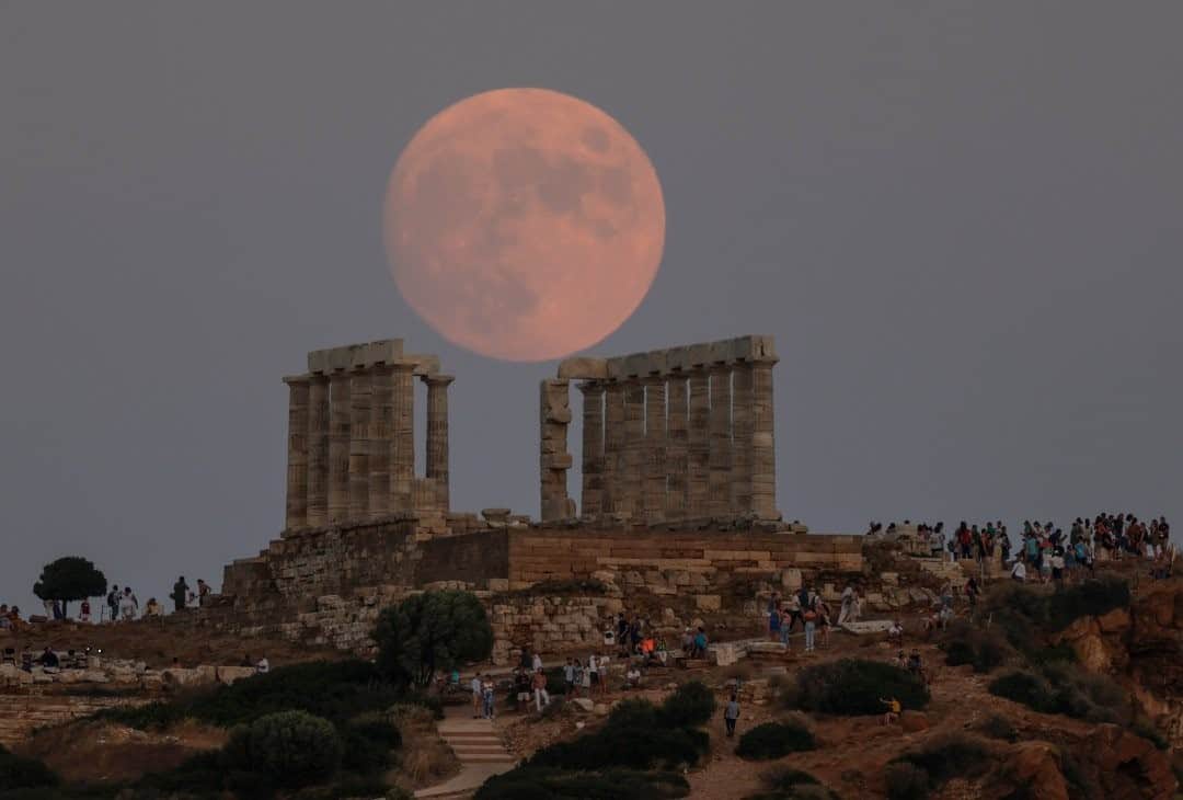 のインスタグラム：「Photo by Muhammed Muheisen @mmuheisen / On August 2, I captured the moon rising above the ancient marble columns of the Temple of Poseidon in Cape Sounion, Greece. For more photos and videos from different parts of the world, follow me @mmuheisen and @mmuheisenpublic #muhammedmuheisen #Moon #Greece #Athens」