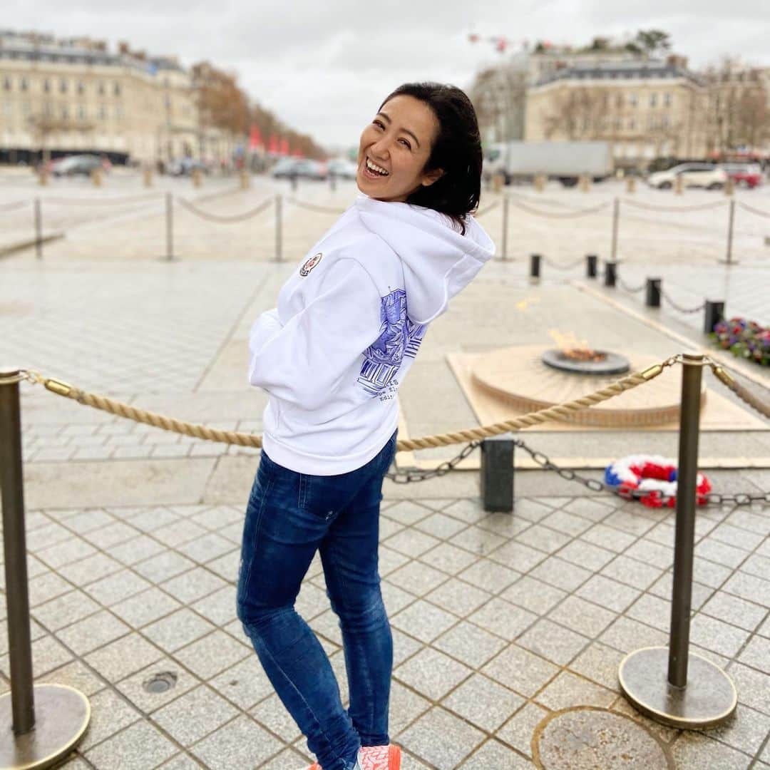 荒尾茉紀のインスタグラム：「優柔不断で物欲と自信がない🤦🏻‍♀️小さい頃から何も自分で決められなくて…その日に着る服さえも母に決めてもらってました💦そんな私が…パリの雰囲気に飲まれ…珍しくパーカー衝動買い（笑）私も普通に女子だったんだなぁと思う年末🐷今年は与えてもらってばかりの1年だったので、2021年は、周りの人達を笑顔にできるように、もっともっと逞しくなりたいです‼️  #パリ #シャンゼリゼ通り店限定らしい  #monclerchampselysees #paris #champselysees #貯金が減って荷物と脂肪が増えてく年の瀬」