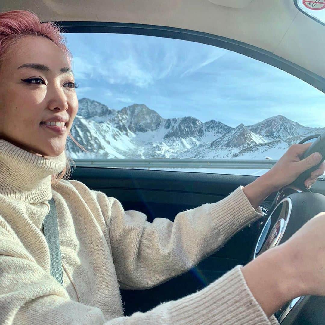 Tigarah e Lauraのインスタグラム：「Love driving in the snow mountains! How beautiful😍 #itsnotphotoshopped  #窓の景色は合成じゃないよw #山達がキレイ過ぎる」