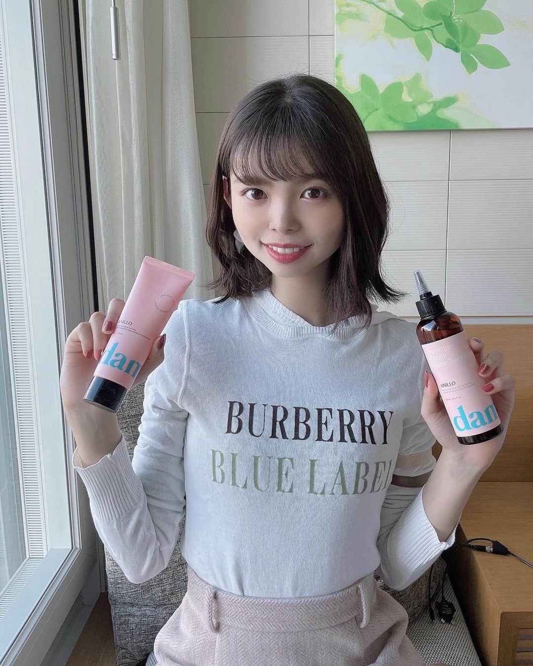 のインスタグラム：「最近使ってるヘアケア🌈 : : あるトリートメントを使用したら、ギシギシになってしまったので、元に戻ってよかった🥺✨ : : #anillo  #haircare  #hairtreatment  #hairstyle  #fashion  #ootd #l4likes  #naturalmakeup  #アニーロ  #アニーロトリートメント」
