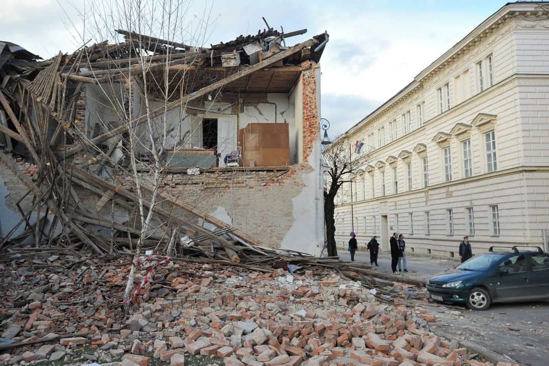 ルモンドさんのインスタグラム写真 - (ルモンドInstagram)「Un tremblement de terre de magnitude 6,4 a touché la Croatie, mardi 29 décembre, faisant au moins sept morts et provoquant l’effondrement d’immeubles dans la ville de Petrinja, dans le centre du pays. L’épicentre de la secousse, qui a eu lieu vers midi, était localisé à une cinquantaine de kilomètres au sud-est de Zagreb.⁣ Alors que les secours s’activent pour évacuer les gravats, à la recherche de survivants, deux répliques de plus faible intensité ont été relevées ce mercredi matin, témoignant d’un épisode sismique en cours. Le maire de Petrinja, Darinko Dumbovic, a déclaré à la télévision locale que « La ville n’est plus qu’un champ de ruines. C’est la panique générale, tout le monde cherche à connaître le sort de ses proches ». Craignant les répliques, de nombreux habitants ont passé la nuit dans leur voiture, environ 200 autres se sont mises à l'abri dans une caserne.⁣ « Par précaution », la centrale nucléaire de Krsko, en Slovénie voisine, a été mise à l’arrêt après le séisme, a déclaré une porte-parole du site, sans donner plus de détails. Selon l’agence de presse STA, il s’agit d’une « procédure normale en cas de forts tremblements de terre ».⁣ -⁣ 1 : Dans les rues de Petrinja le 29 décembre. Photo : AP (@apnews)⁣ 2 : Des habitants de Petrinja passent la nuit dehors par crainte des répliques.⁣ 3 : Une maison détruite par le tremblement de terre à Prokopa, le 30 décembre.⁣ 4 : Destructions dûes au séisme dans la ville de Petrinja.⁣ Photos : Antonio Bronic (@antoniobronic) / Reuters (@reuters)⁣ -⁣ #Croatie #seisme」12月30日 20時45分 - lemondefr