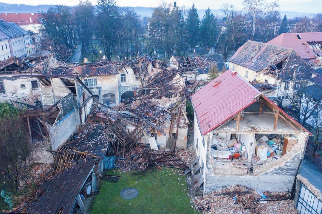 ルモンドさんのインスタグラム写真 - (ルモンドInstagram)「Un tremblement de terre de magnitude 6,4 a touché la Croatie, mardi 29 décembre, faisant au moins sept morts et provoquant l’effondrement d’immeubles dans la ville de Petrinja, dans le centre du pays. L’épicentre de la secousse, qui a eu lieu vers midi, était localisé à une cinquantaine de kilomètres au sud-est de Zagreb.⁣ Alors que les secours s’activent pour évacuer les gravats, à la recherche de survivants, deux répliques de plus faible intensité ont été relevées ce mercredi matin, témoignant d’un épisode sismique en cours. Le maire de Petrinja, Darinko Dumbovic, a déclaré à la télévision locale que « La ville n’est plus qu’un champ de ruines. C’est la panique générale, tout le monde cherche à connaître le sort de ses proches ». Craignant les répliques, de nombreux habitants ont passé la nuit dans leur voiture, environ 200 autres se sont mises à l'abri dans une caserne.⁣ « Par précaution », la centrale nucléaire de Krsko, en Slovénie voisine, a été mise à l’arrêt après le séisme, a déclaré une porte-parole du site, sans donner plus de détails. Selon l’agence de presse STA, il s’agit d’une « procédure normale en cas de forts tremblements de terre ».⁣ -⁣ 1 : Dans les rues de Petrinja le 29 décembre. Photo : AP (@apnews)⁣ 2 : Des habitants de Petrinja passent la nuit dehors par crainte des répliques.⁣ 3 : Une maison détruite par le tremblement de terre à Prokopa, le 30 décembre.⁣ 4 : Destructions dûes au séisme dans la ville de Petrinja.⁣ Photos : Antonio Bronic (@antoniobronic) / Reuters (@reuters)⁣ -⁣ #Croatie #seisme」12月30日 20時45分 - lemondefr