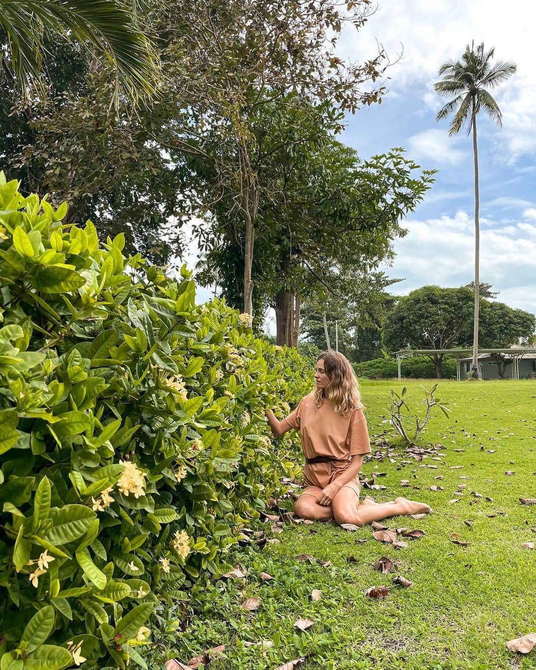 ヴァレンティナ・ゼリャヴァのインスタグラム：「Mindfully observing nature and myself in it 🌱🐜💚  #mindfulness」