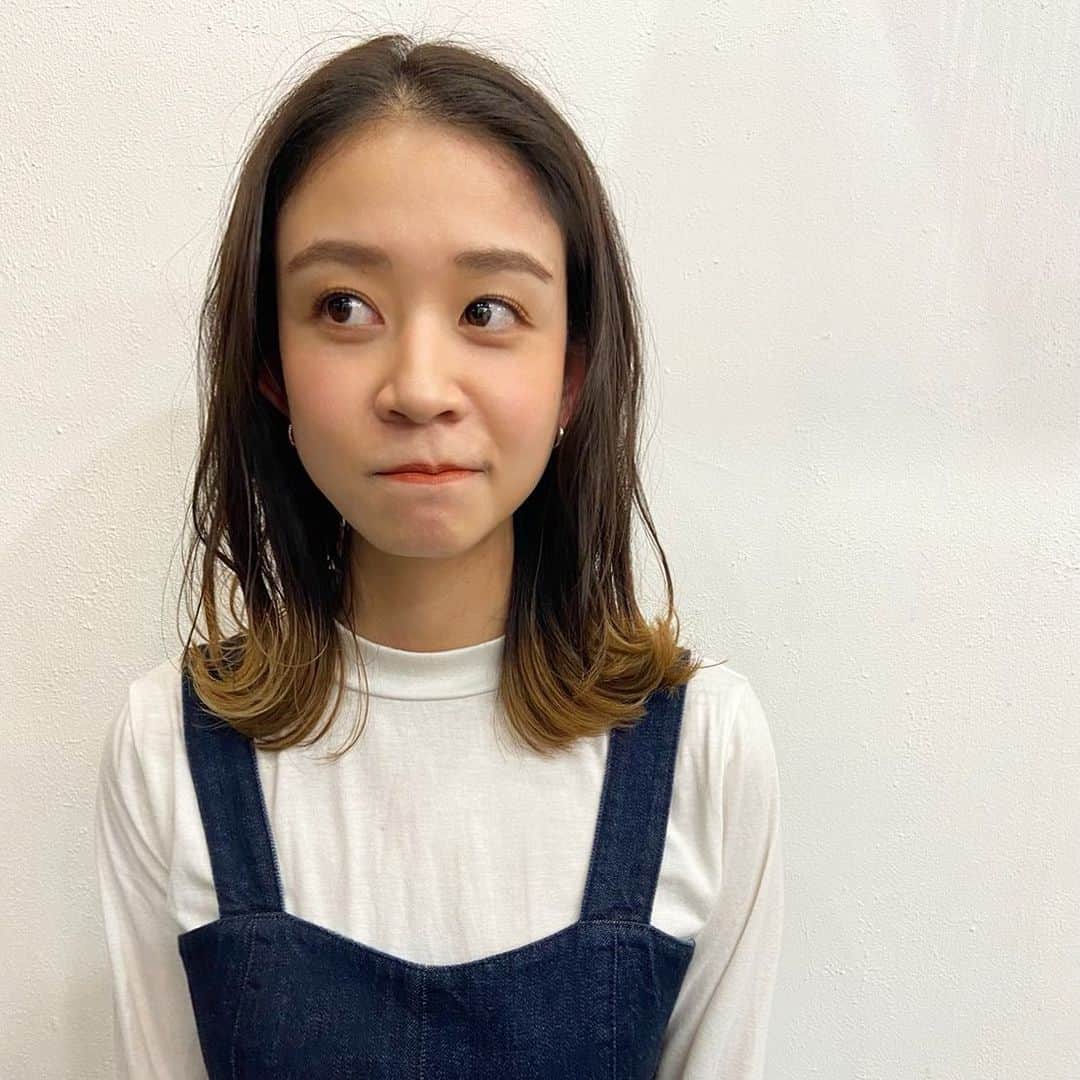帆春のインスタグラム：「. 恥ずかしい時この顔しがち 🙈 . #グラデーションカラー #ヘアカラー #haircolor  #年末年始 #期間限定 #ハイライト #カラー #moussy #デニム #ロングワンピース #zara  . 外すごく寒いからみんな家でテレビ見よ！！⛄️」