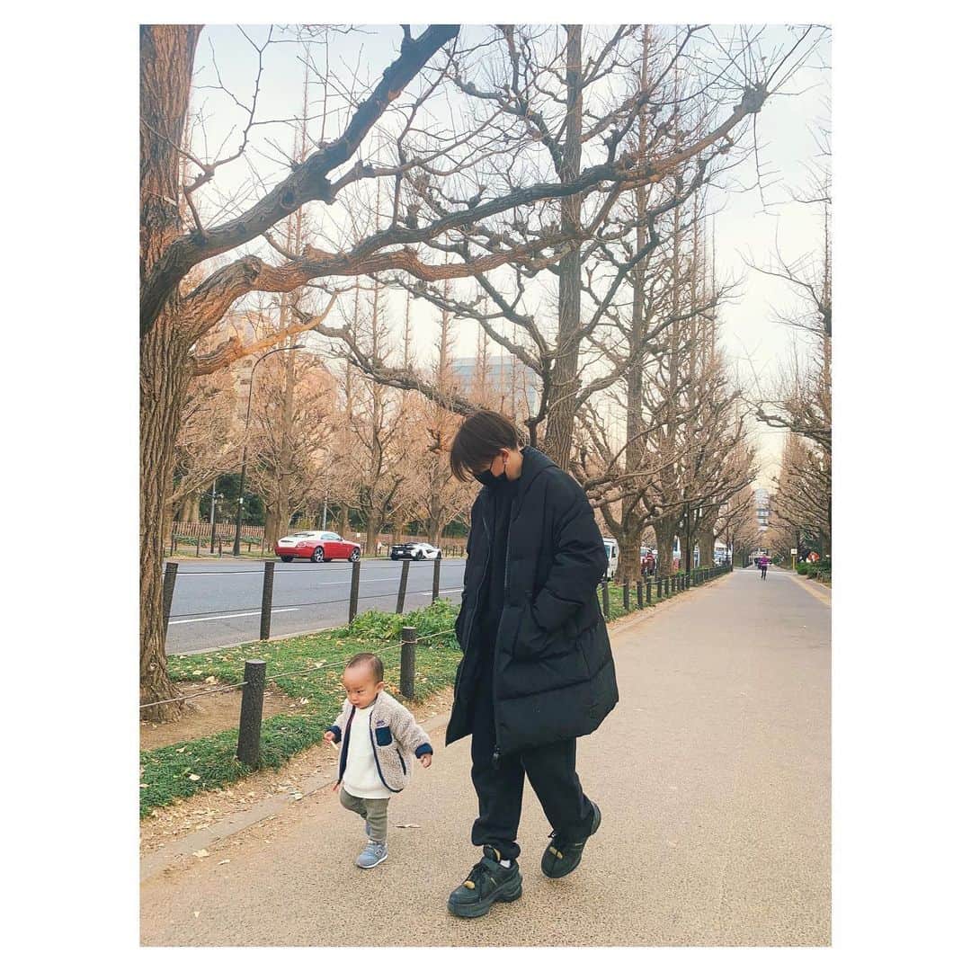 前原穂高のインスタグラム：「昨日は12月最後の休日！ 桜太とお散歩したよー😍 皆様は年末いかがお過ごしでしょうか😍 Violetは明日も営業です！ 年末年始は店舗によって営業時間が変わりますのでご注意ください✨  ✂︎表参道店・栄店﻿ 2020/12/31  10:00〜17:00﻿ 2021/1/1〜1/5  お休み﻿ 2021/1/6  12:00〜21:00﻿ ：﻿ 通常営業﻿ ﻿ ✂︎横浜店﻿ 2020/12/31  10:00〜18:00﻿ 2021/1/1  お休み﻿ 2021/1/2  10:00〜20:00﻿ ：﻿ 通常営業﻿  皆様良いお年を〜！！  #美容室Violet #表参道ヘアサロン #表参道美容室 #表参道美容院 #韓国パーマ #韓国ガール #ふんわりパーマ #韓国美人 #20代ヘアスタイル #韓国ヘアスタイル #韓国ヘアアレンジ #根元パーマ #韓国ヘアー #40代ヘアスタイル #30代ヘアスタイル #ヨシンモリ #韓国トレンド #韓国風 #韓国スタイル #韓国ヘア #韓国女子 #韓国メイク #韓国好き #韓国アイドル #オルチャンヘア   前原穂高店舗出勤スケジュール ㅤㅤㅤ 🗼→表参道店 ⚓️→横浜店 ☕️→名古屋店 ㅤㅤㅤ 12月31日(木)🗼  2021年 1月6日(水)🗼 1月7日(木)🗼 1月8日(金)🗼 1月9日(土)🗼 1月10日(日)🗼 1月11日(月)🗼 1月14日(木)⚓️ 1月15日(金)☕️ 1月16日(土)☕️ 1月17日(日)☕️ 1月22日(金)🗼 1月23日(土)🗼 1月24日(日)🗼 1月27日(水)🗼 1月28日(木)⚓️ 1月29日(金)🗼 1月30日(土)🗼 1月31日(日)🗼」