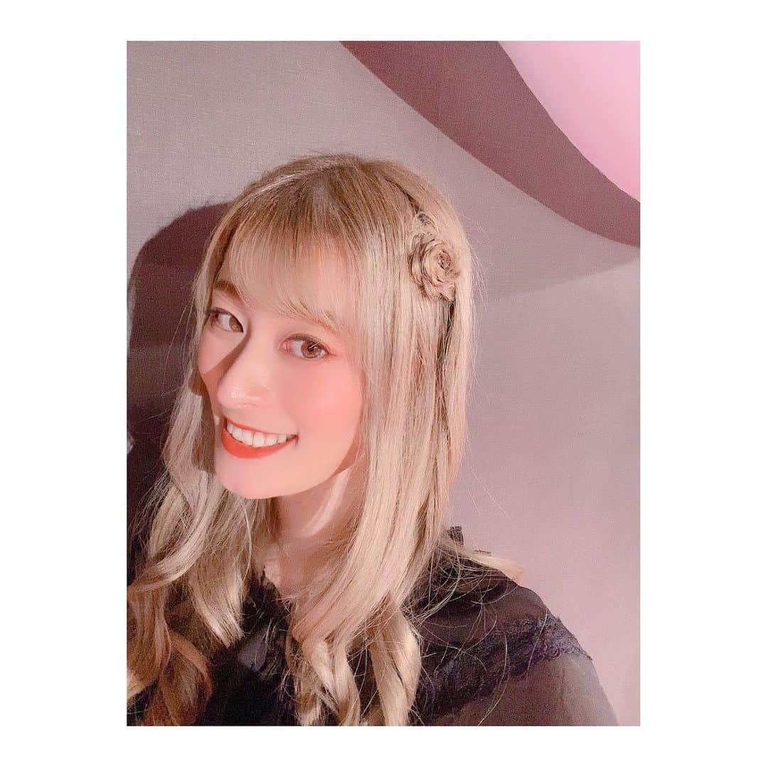 夢月せらさんのインスタグラム写真 - (夢月せらInstagram)「WISHの思い出ラスト ヘアアレンジ集✨  願いが叶うケーキ屋にいる不思議な店員ノエル。  台本を読んだ時、既にノエルが大好きになり、ノエルを演じられる事がとにかく楽しくて嬉しくて、ノエルを精一杯楽しもうと全公演ヘアスタイルを変えていたのです！ 初めは自分でアレンジしながら、こんなのしたいんだ〜って話したことから、「私やりたい！」っていって後半色んなアレンジを覚えてやってくれたぱんちゃん(大塚杏奈ちゃん)🐼  ぱんちゃんのおかげで可愛すぎる髪型が毎回できたし、ファンの方にも毎回変わってたって気づいてもらえて嬉しかったー╰(⸝⸝⸝´꒳`⸝⸝⸝)╯❣  そして楽屋で私の隣に居ていつもアレンジを見てたひなこ(吉川日菜子ちゃん)公演事に、「夢さんの髪と写真撮る〜！」って… 可愛いけど私じゃないんかい！って言うやり取りをいつもしていたw  楽しすぎてもっともっとやりたかったー🥺 お話も、キャストも、なによりノエルが大好きでした( ᐢ. ̫ .ᐢ )  またノエルに出逢えますように…🌟  さぁ、聞きましょう。 その強い思い、そして… 願いを！」12月30日 21時00分 - seramutsuki