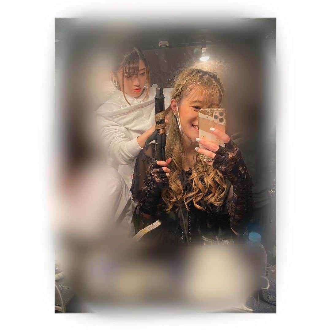 夢月せらさんのインスタグラム写真 - (夢月せらInstagram)「WISHの思い出ラスト ヘアアレンジ集✨  願いが叶うケーキ屋にいる不思議な店員ノエル。  台本を読んだ時、既にノエルが大好きになり、ノエルを演じられる事がとにかく楽しくて嬉しくて、ノエルを精一杯楽しもうと全公演ヘアスタイルを変えていたのです！ 初めは自分でアレンジしながら、こんなのしたいんだ〜って話したことから、「私やりたい！」っていって後半色んなアレンジを覚えてやってくれたぱんちゃん(大塚杏奈ちゃん)🐼  ぱんちゃんのおかげで可愛すぎる髪型が毎回できたし、ファンの方にも毎回変わってたって気づいてもらえて嬉しかったー╰(⸝⸝⸝´꒳`⸝⸝⸝)╯❣  そして楽屋で私の隣に居ていつもアレンジを見てたひなこ(吉川日菜子ちゃん)公演事に、「夢さんの髪と写真撮る〜！」って… 可愛いけど私じゃないんかい！って言うやり取りをいつもしていたw  楽しすぎてもっともっとやりたかったー🥺 お話も、キャストも、なによりノエルが大好きでした( ᐢ. ̫ .ᐢ )  またノエルに出逢えますように…🌟  さぁ、聞きましょう。 その強い思い、そして… 願いを！」12月30日 21時00分 - seramutsuki