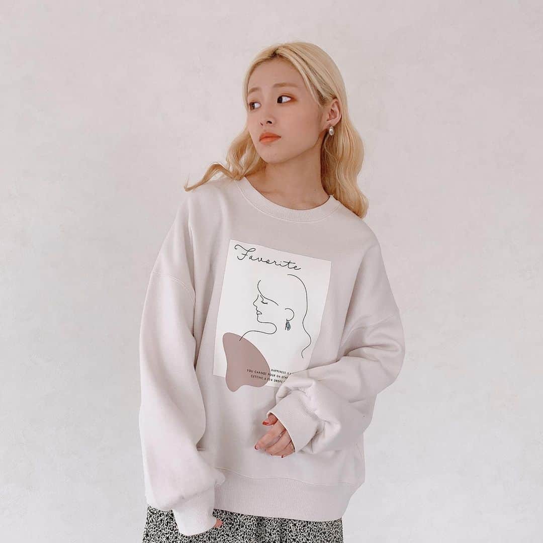 Vannie Officialのインスタグラム：「NEW！ ⠀ 大人気の2WAYスウェットに新柄・新色が登場！ ⠀ ⠀ 本日12:00〜発売開始中.  ⠀⠀ ⠀ 【VANNIE U　2WAYロゴフェイス裏起毛スウェット 】2,700+tax  《styling》 2ＷＡＹで楽しめるプリントスウェットが登場♪ ニュアンスカラーの色展開にも注目♡ 存在感満点なのでパンツやスカートでのワンツーコーデにピッタリ◎ いつものボトムスにプラスするだけでトレンド感あふれるスタイルに♪  ⠀ 《detail》 どこか女性らしいアートプリントとニュアンスロゴがカジュアルすぎない一枚に◎ 前後2ＷＡＹで着れる仕様なので、その日の気分に合わせて雰囲気が変えられるのも嬉しいポイント♡ 全体的にゆとりをもたせた、ゆるシルエットで抜け感のあるスタイルを演出します♪  ⠀ 《fabric》 着心地の良い裏起毛使用 ⠀ ⠀ ⠀ #vannie_u#ヴァニーユー #ZOZOでしか買えない⠀⠀ お問い合わせはDMまでご連絡ください‪‪☺︎‬」