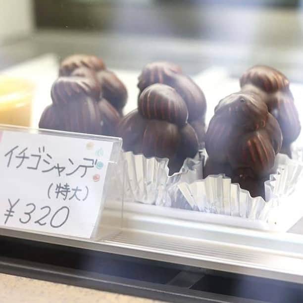 レッツエンジョイ東京さんのインスタグラム写真 - (レッツエンジョイ東京Instagram)「✩★一日1,000個売れる「イチゴシャンデ」✩★  イチゴの上に、帽子のような生クリームが乗った「イチゴシャンデ」。 本郷三丁目エリアにある「オザワ洋菓子店」は、レトロ感漂うノスタルジックなお店の雰囲気も魅力的♪ 看板商品であるイチゴシャンデは、美味しさはもちろん、見た目のかわいらしさで幅広い世代から大人気！自分へのご褒美にもピッタリですよ。  🍓：オザワ洋菓子店 🚋：本郷三丁目  詳細はアカウントトップから ☞@lets_enjoytokyo  #グルメ  #スイーツ #いちご  #イチゴ  #苺  #strawberry  #イチゴシャンデ  #おやつタイム  #おやつ  #東京グルメ  #デザート  #スイーツ部 #dessert  #sweets  #オザワ洋菓子店  #本郷  #洋菓子 #いちご好き #ご褒美スイーツ #自分へのご褒美」12月30日 21時00分 - lets_enjoytokyo