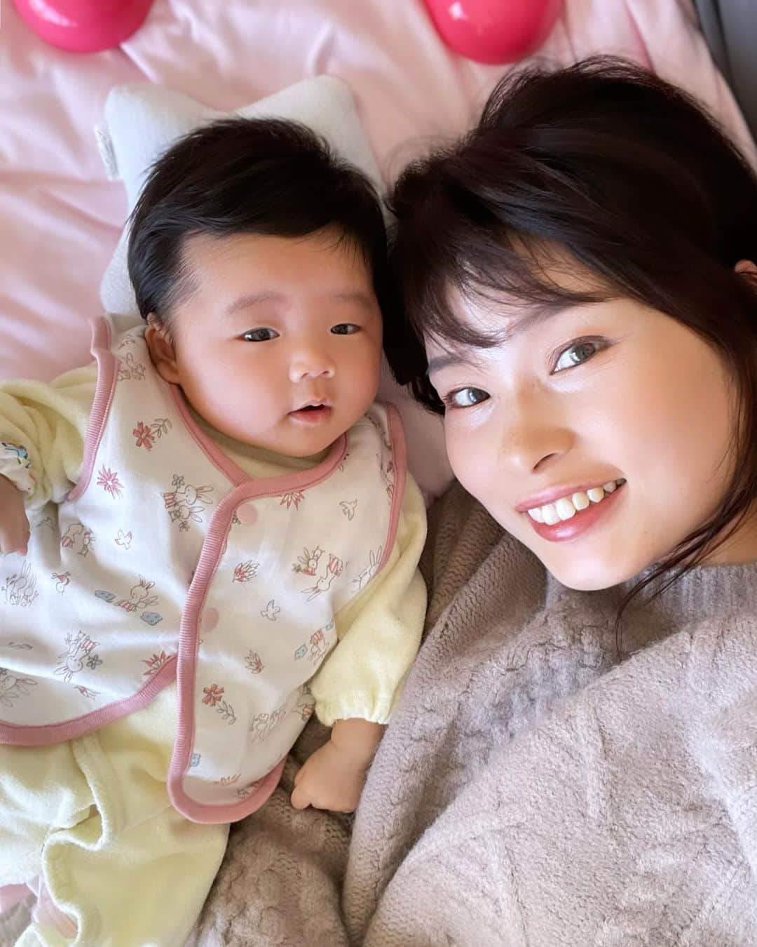 三佐和あやのインスタグラム：「今年も残すところあと２日〜 ぱくちゃんは 今日もたくさん遊んで、パパにお風呂に入れてもらって... 今日は、スマホの画面にじぶんが映っているのに気づいたみたい😉✨▶︎動画  わたしは少しだけ外に出て 気分転換もできたし、お昼は パパにお好み焼きつくってもらったのよ。 年末の特別な雰囲気..わくわく。 大変な年になっちゃったけど、こんな大変な中で生まれてきてくれた ぱくちゃんは強く育つんじゃないかな😉   #スマイル育児 #育児日記 #ママリ #赤ちゃん #ヘビ #ベビフル #ベビー #ベビスタグラム #親バカ部 #親バカ #親バカ部ig_baby #令和2年ベビー #ママ #today    #コロナウイルスが早く終息しますよう」