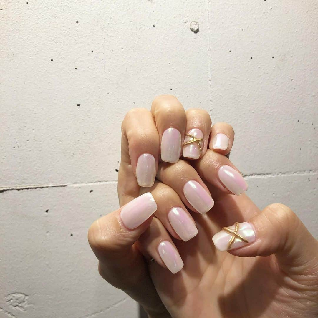 佐達ももこさんのインスタグラム写真 - (佐達ももこInstagram)「new nail💋  @_midnightswim_ 💅  2020年ラストネイル🦢🤍  いつも可愛くしてもらってます💓 1ヶ月以上、余裕で綺麗に保つので 本当にありがたいです🙏💕  #newnail#nailart#冬ネイル#白ネイル#ネイル」12月30日 20時52分 - sadamomodayo