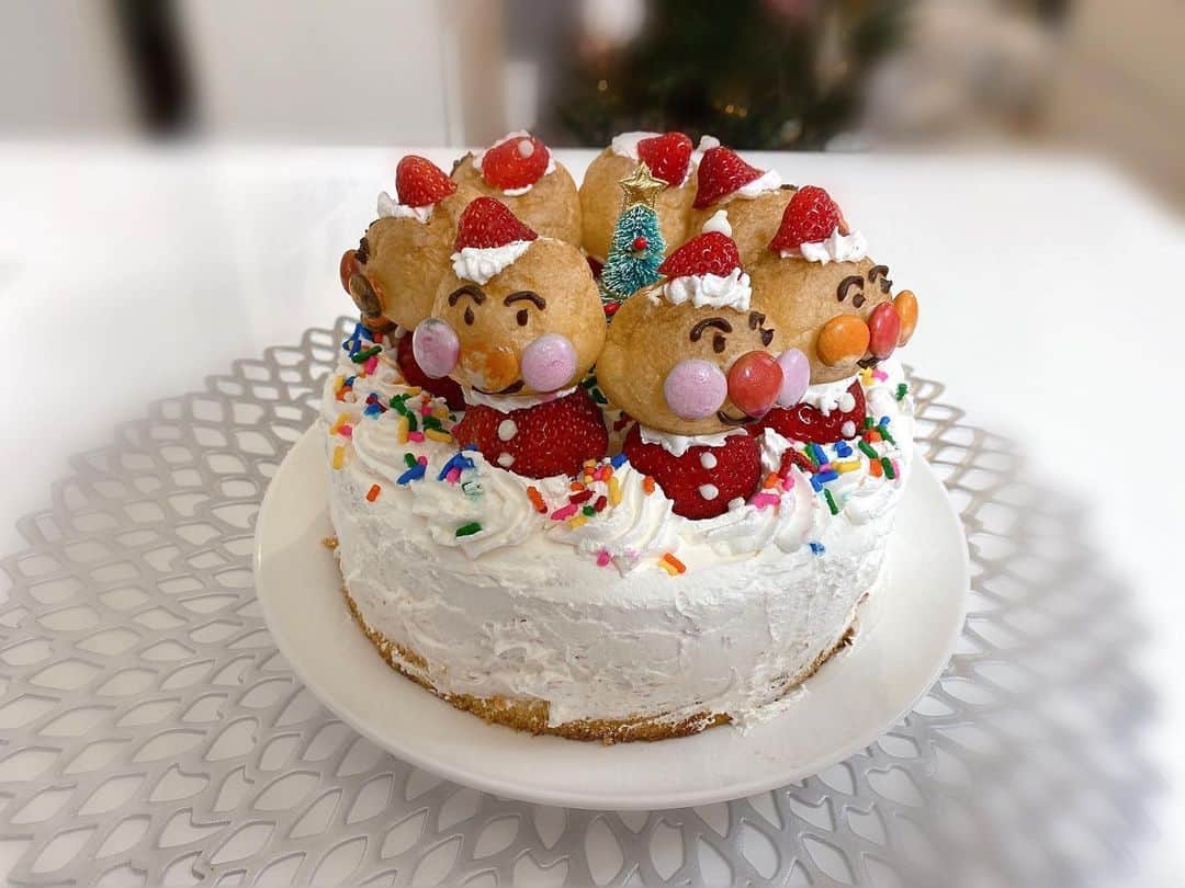 米田みいなのインスタグラム：「アンパンマンケーキ🎂❤️  家に帰ってきたら、ちょーかわいいクリスマスケーキあった🥺🥺🥺🥺  最高だ、、  子供がいる方はぜひ作ってあげて🥺最高に喜ぶよ？笑  やっぱり、ホールケーキはいいねぇ  #手作りケーキ #クリスマスケーキ #christmascake #cakeideas #アンパンマン #クリスマススイーツ #キャラクターケーキ」
