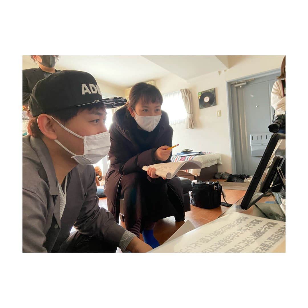 野田久美子さんのインスタグラム写真 - (野田久美子Instagram)「. 本日、仕事納め。 映画の撮影でした。 今回は演技指導として参加させて頂いております。 監督のつっちーを筆頭に笑顔の絶えない現場。 引き続き来年も頑張ります！ 写真は撮影中の監督と私。笑 .  #野田久美子#女優#ホリプロ#ホリプロ・ブッキング・エージェンシー#ミュージカル#阿波踊り#徳島#出身#笑うことが好き#お家時間#actress#musical#follow#instagood# instagood#映画#演技指導#アリスの裁き#クラウドファンディング」12月30日 20時54分 - noda_kumiko