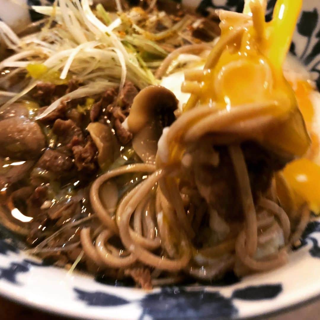 辻仁成さんのインスタグラム写真 - (辻仁成Instagram)「肉吸いそばやってみた。大阪吉本芸人さん発祥らしいけど、博多の中洲にはやたら肉吸いそば&うどんの店がありました。  で、懐かしんで肉吸いそば！　まいうー！」12月30日 20時57分 - tsujihitonari