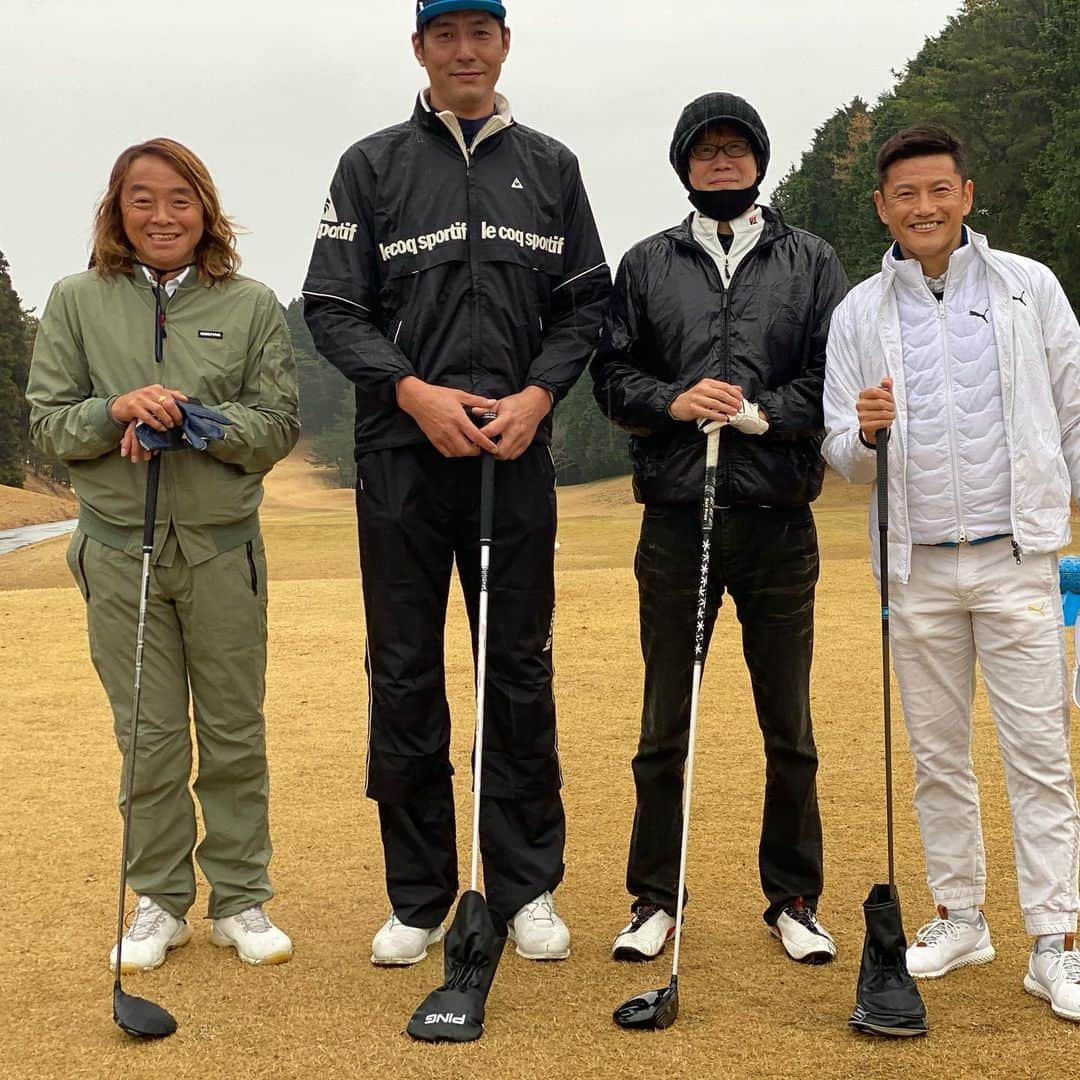 播戸竜二さんのインスタグラム写真 - (播戸竜二Instagram)「『野人カップ⛳️🏌️‍♂️』 ・ コロナに気をつけながら、 コロナに負けないように、 野人岡野雅行さん主催のコンペをしました！ ・ バンドドライバーの撮影は北澤キーちゃん📹 52歳ロンゲ金髪です。（笑）リスペクト😁 ・ 絶妙のカメラワークと髪を振り乱したスイングを見せてくれました！ ・ バレーの山本隆弘さんのスケールのデカさ！（笑） 70歳のキャディーのスミちゃんは山本さんの頭を半分切って撮影しました😁 ・ 脚本家の入江おろぽさん！常に冷静沈黙でした！ ナイスパター！ ・ そして、なんと言っても主催者！野人岡野さん！ ・ さすがのエンターテイナーで、 サッカーでも人生でも魅せる事が大事なんだと今日も学びました！ ・ おばんざい屋の岡野さんのシリーズは41万再生❗️ やっぱり人間面白くないと魅力もないね❗️ ・ ・ 前半49で、 遂に100切りかと思いつつ、 後半は55の104⛳️🏌️‍♂️ ・ 人生もゴルフも甘くないけど、 楽しい事が最高で、これからの人生はいかに楽しむかだと思っています❗️ ・ 明日で2020年の今年も終わり❗️ いろいろあったけど 来年もバンバンいきましょう❗️ ・ 皆さん今年1年ありがとうございました❗️ おばんざーい✊ ・ ・ #2020 #100切りならず  #でも楽しい #ゴルフ最高 #さぁ天皇杯決勝 #解説 #バンバンいきます」12月30日 20時57分 - ryuji_bando