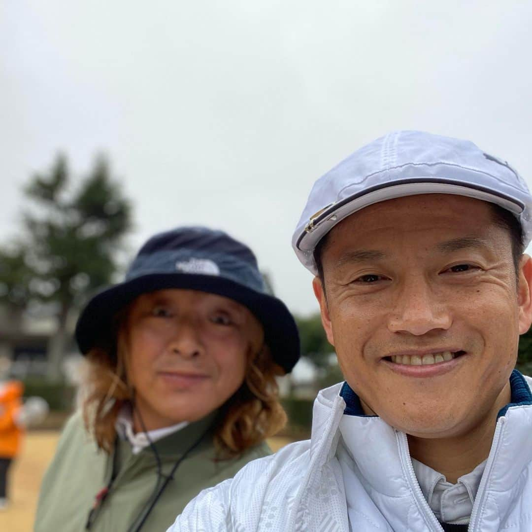 播戸竜二さんのインスタグラム写真 - (播戸竜二Instagram)「『野人カップ⛳️🏌️‍♂️』 ・ コロナに気をつけながら、 コロナに負けないように、 野人岡野雅行さん主催のコンペをしました！ ・ バンドドライバーの撮影は北澤キーちゃん📹 52歳ロンゲ金髪です。（笑）リスペクト😁 ・ 絶妙のカメラワークと髪を振り乱したスイングを見せてくれました！ ・ バレーの山本隆弘さんのスケールのデカさ！（笑） 70歳のキャディーのスミちゃんは山本さんの頭を半分切って撮影しました😁 ・ 脚本家の入江おろぽさん！常に冷静沈黙でした！ ナイスパター！ ・ そして、なんと言っても主催者！野人岡野さん！ ・ さすがのエンターテイナーで、 サッカーでも人生でも魅せる事が大事なんだと今日も学びました！ ・ おばんざい屋の岡野さんのシリーズは41万再生❗️ やっぱり人間面白くないと魅力もないね❗️ ・ ・ 前半49で、 遂に100切りかと思いつつ、 後半は55の104⛳️🏌️‍♂️ ・ 人生もゴルフも甘くないけど、 楽しい事が最高で、これからの人生はいかに楽しむかだと思っています❗️ ・ 明日で2020年の今年も終わり❗️ いろいろあったけど 来年もバンバンいきましょう❗️ ・ 皆さん今年1年ありがとうございました❗️ おばんざーい✊ ・ ・ #2020 #100切りならず  #でも楽しい #ゴルフ最高 #さぁ天皇杯決勝 #解説 #バンバンいきます」12月30日 20時57分 - ryuji_bando