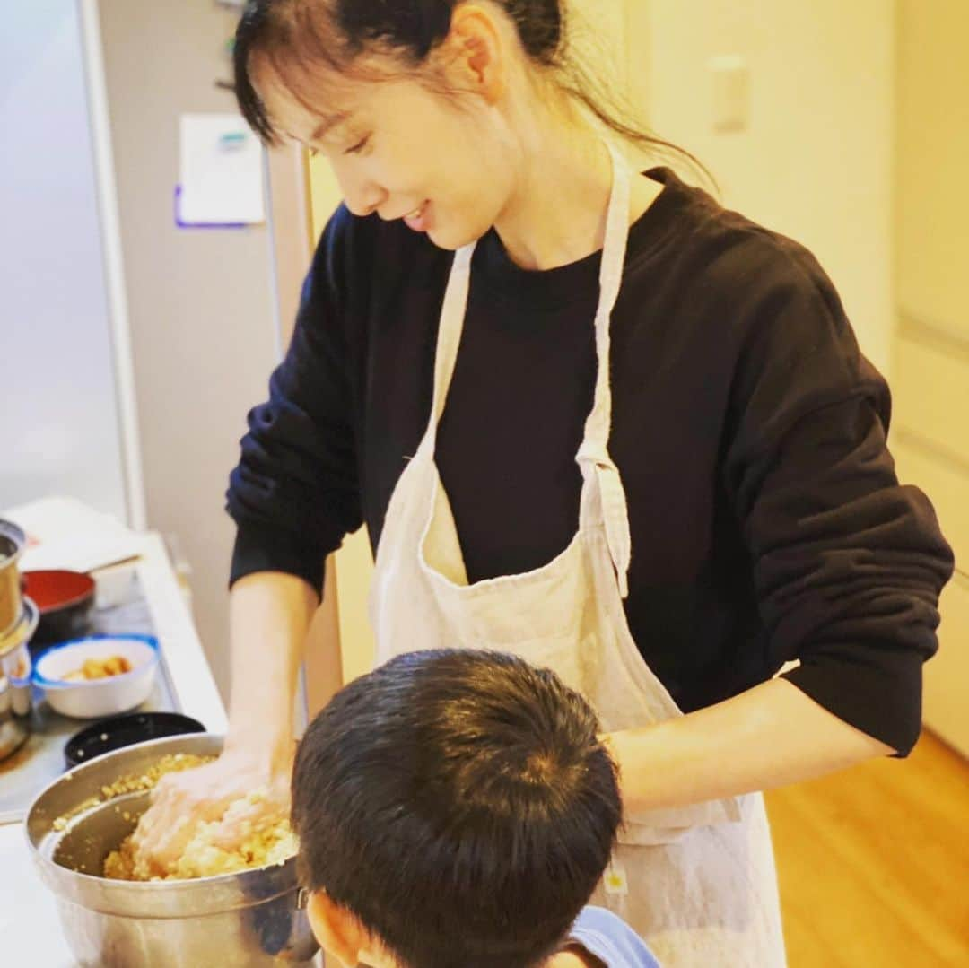 長澤奈央さんのインスタグラム写真 - (長澤奈央Instagram)「味噌作り。 お友達と一緒に素敵な経験が出来ました。 来年の9月が楽しみ。 #味噌作り #三七味噌 #食育」12月30日 21時01分 - nagasawana_official